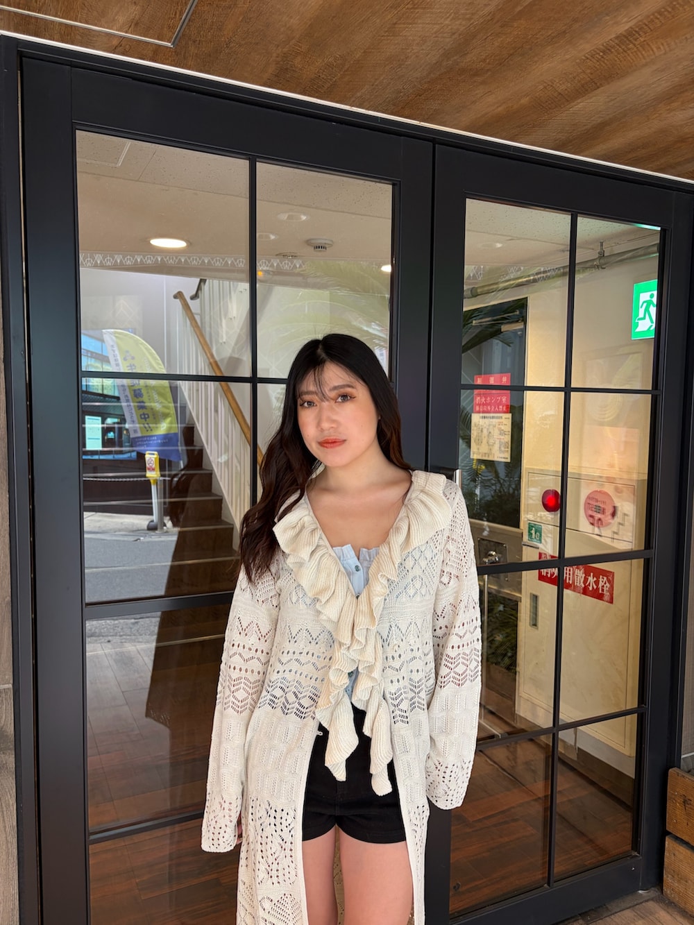 ブラック系のその他パンツ、ブラック系のブーツ、ホワイト系のカーディガン/ボレロを着用したレディースの春コーディネートの5枚目の写真