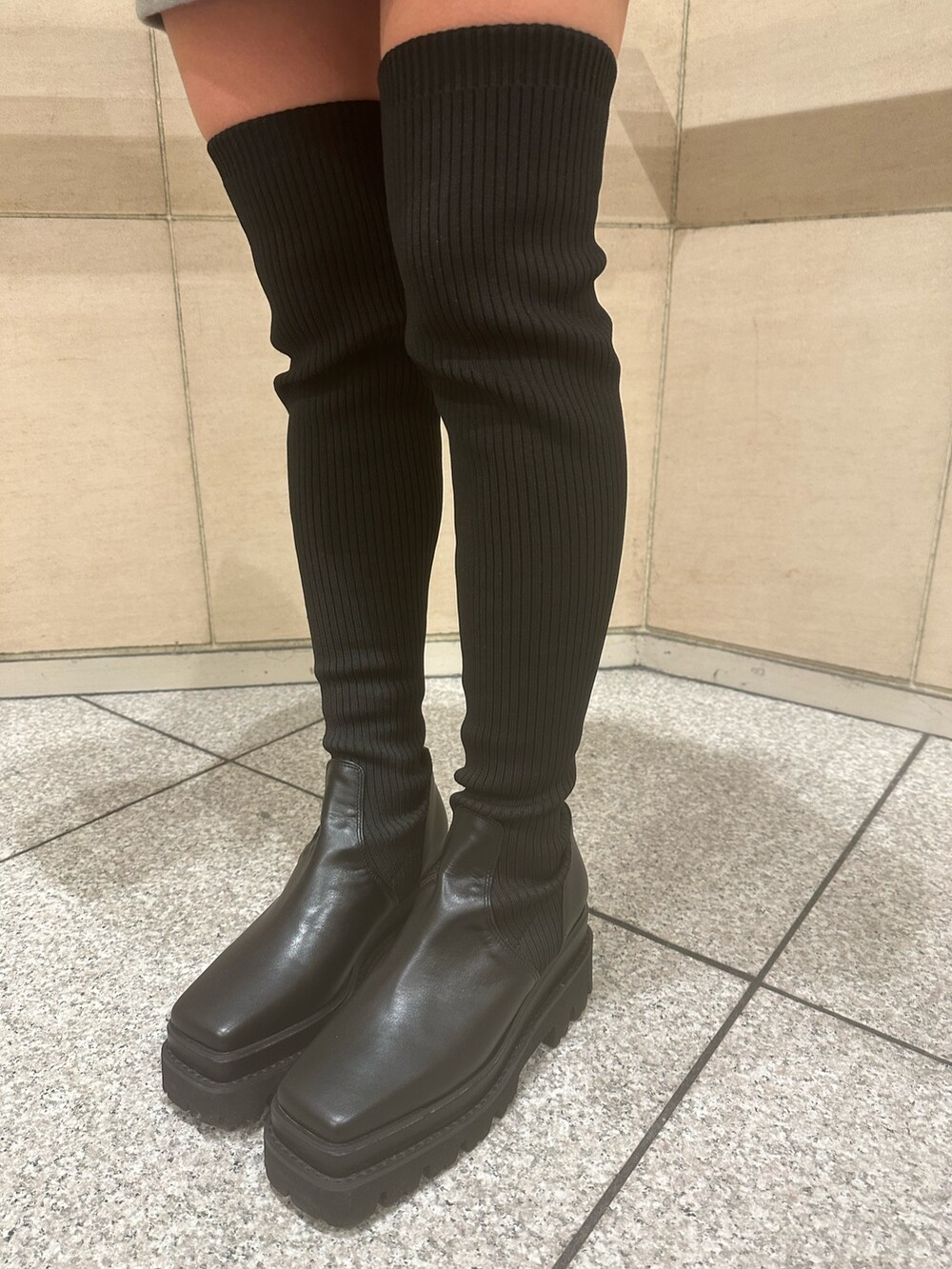 グレー系のスウェット、ブラック系のブルゾン、ブラック系のハンドバッグを着用したレディースの冬コーディネートの9枚目の写真