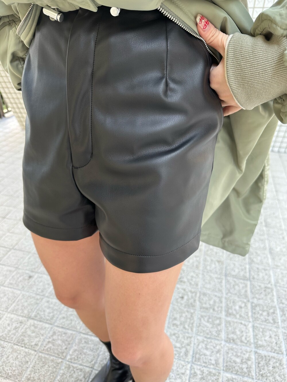 グレー系のニット/セーター、ブラック系のその他パンツ、ブラック系のブーツを着用したレディースの冬コーディネートの7枚目の写真