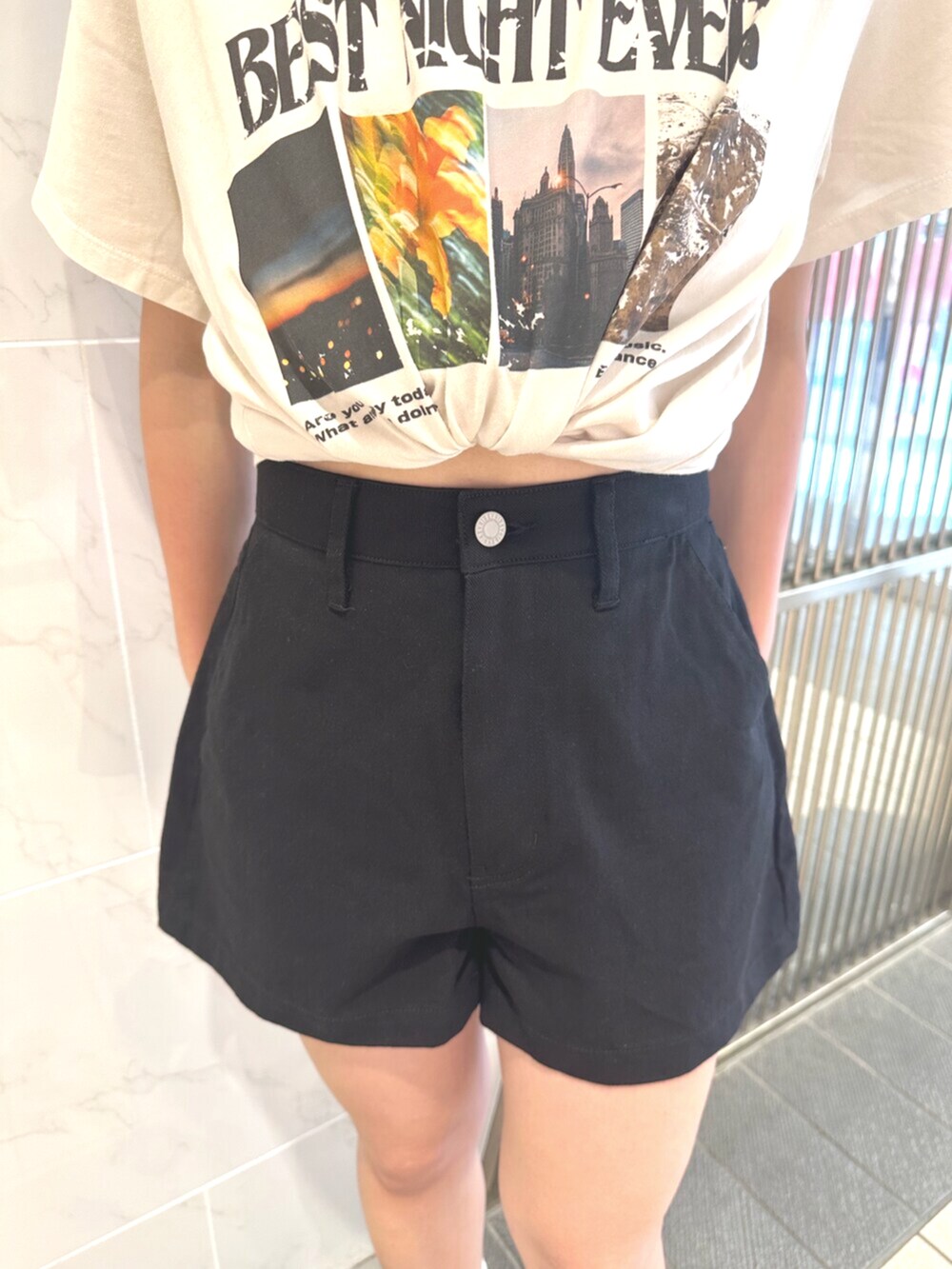 ブラック系のサンダル、ブラック系のその他パンツ、ホワイト系のTシャツ/カットソーを着用したレディースの夏コーディネートの7枚目の写真