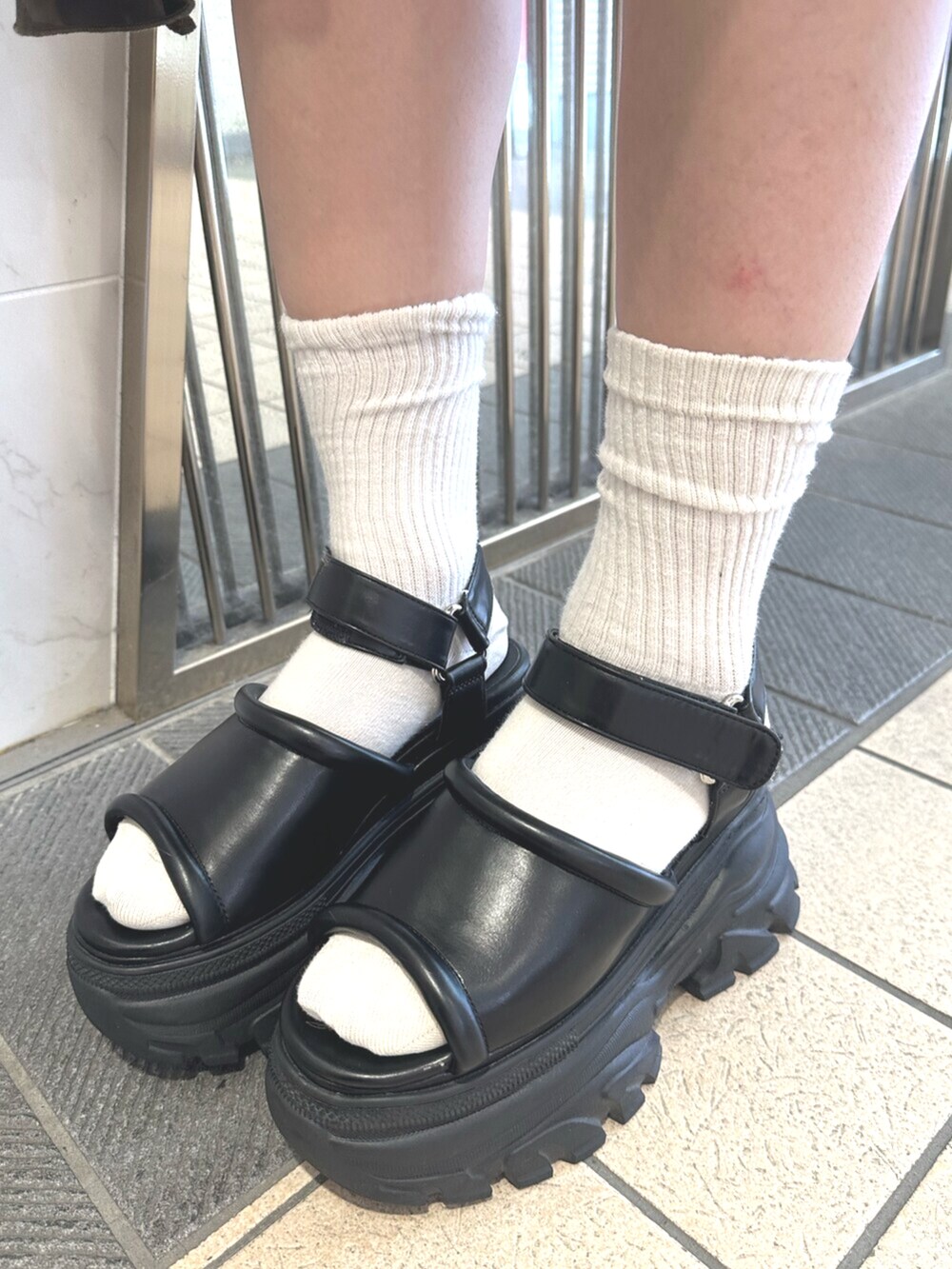 ブラック系のサンダル、ブラック系のその他パンツ、ホワイト系のTシャツ/カットソーを着用したレディースの夏コーディネートの8枚目の写真