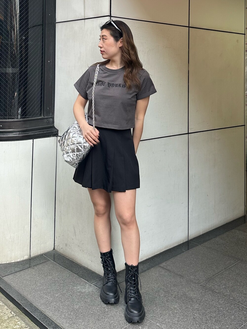 ブラック系のその他パンツ、シルバー系のショルダーバッグ、ブラック系のブーツを着用したレディースの春コーディネートの2枚目の写真