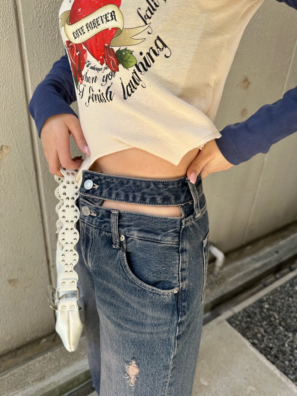 ブルー系のTシャツ/カットソー、ホワイト系のショルダーバッグ、ブルー系のデニムパンツを着用したレディースの春コーディネートの8枚目の写真