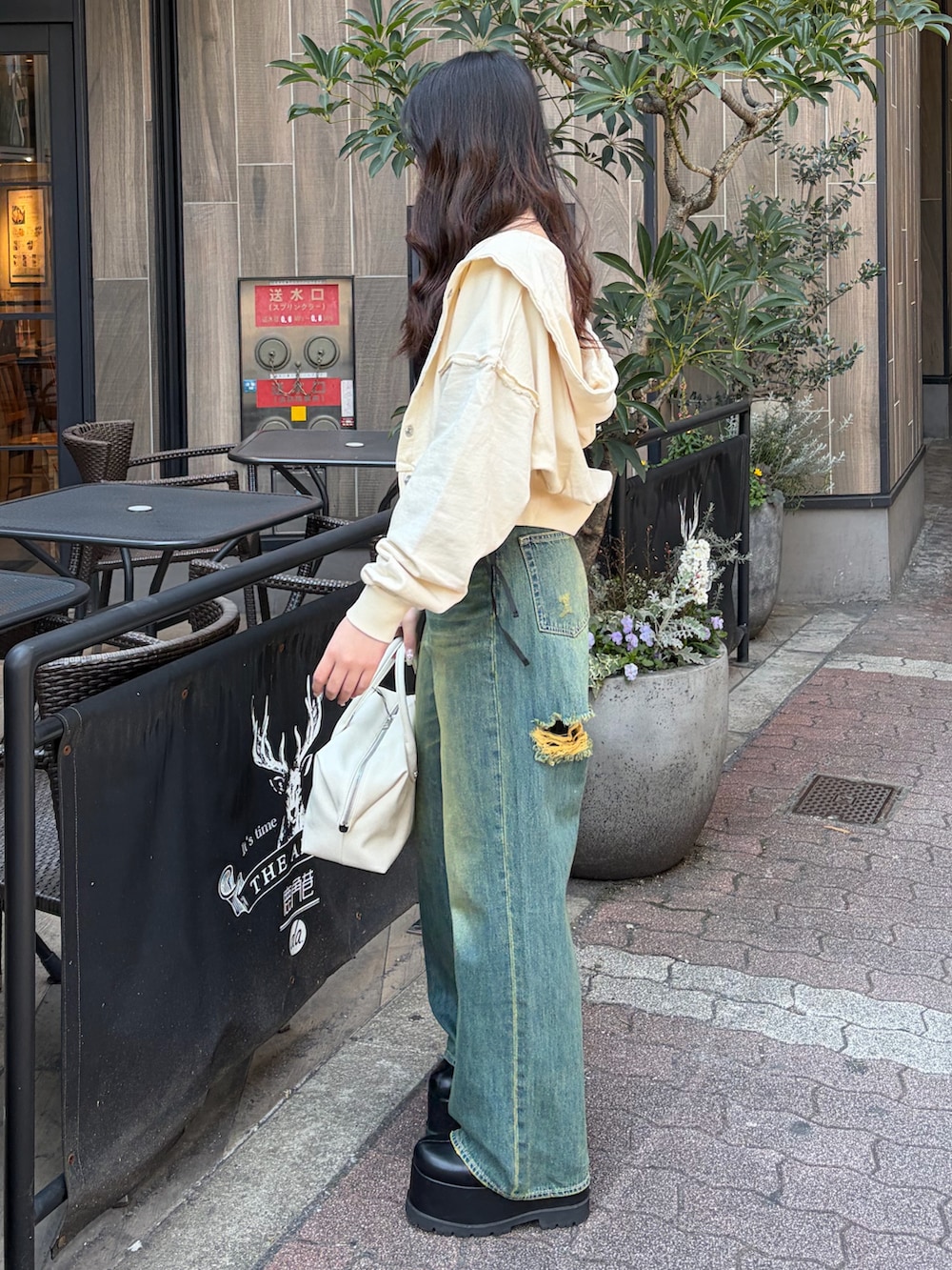 ホワイト系のパーカー、その他のTシャツ/カットソー、ブルー系のデニムパンツを着用したレディースの春コーディネートの2枚目の写真