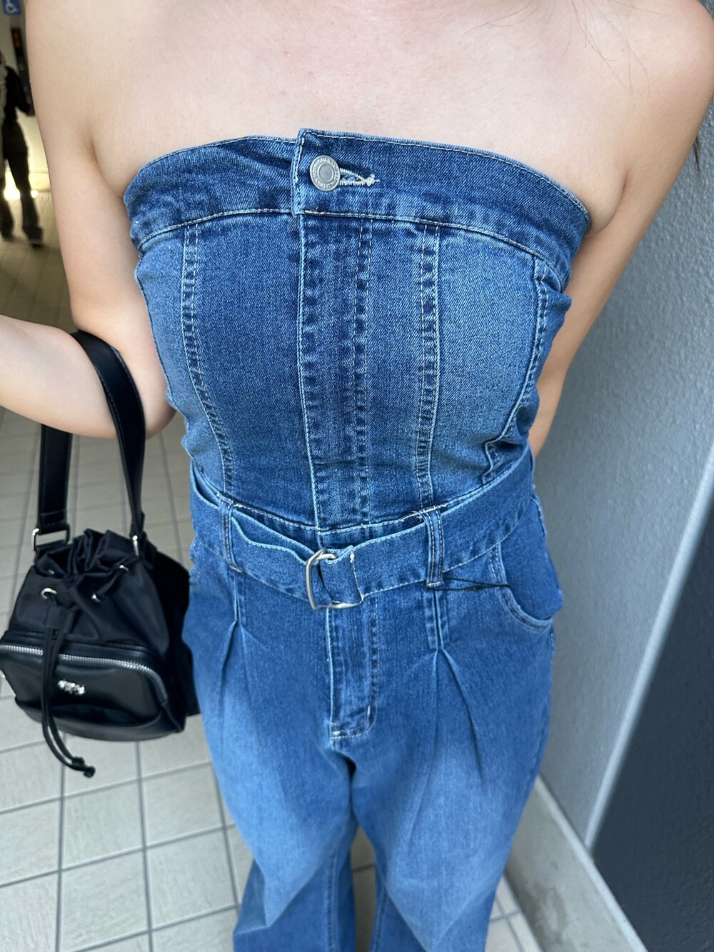 ブルー系のつなぎ/オールインワン、ブラック系のサンダル、ブラック系のショルダーバッグを着用したレディースの夏コーディネートの6枚目の写真