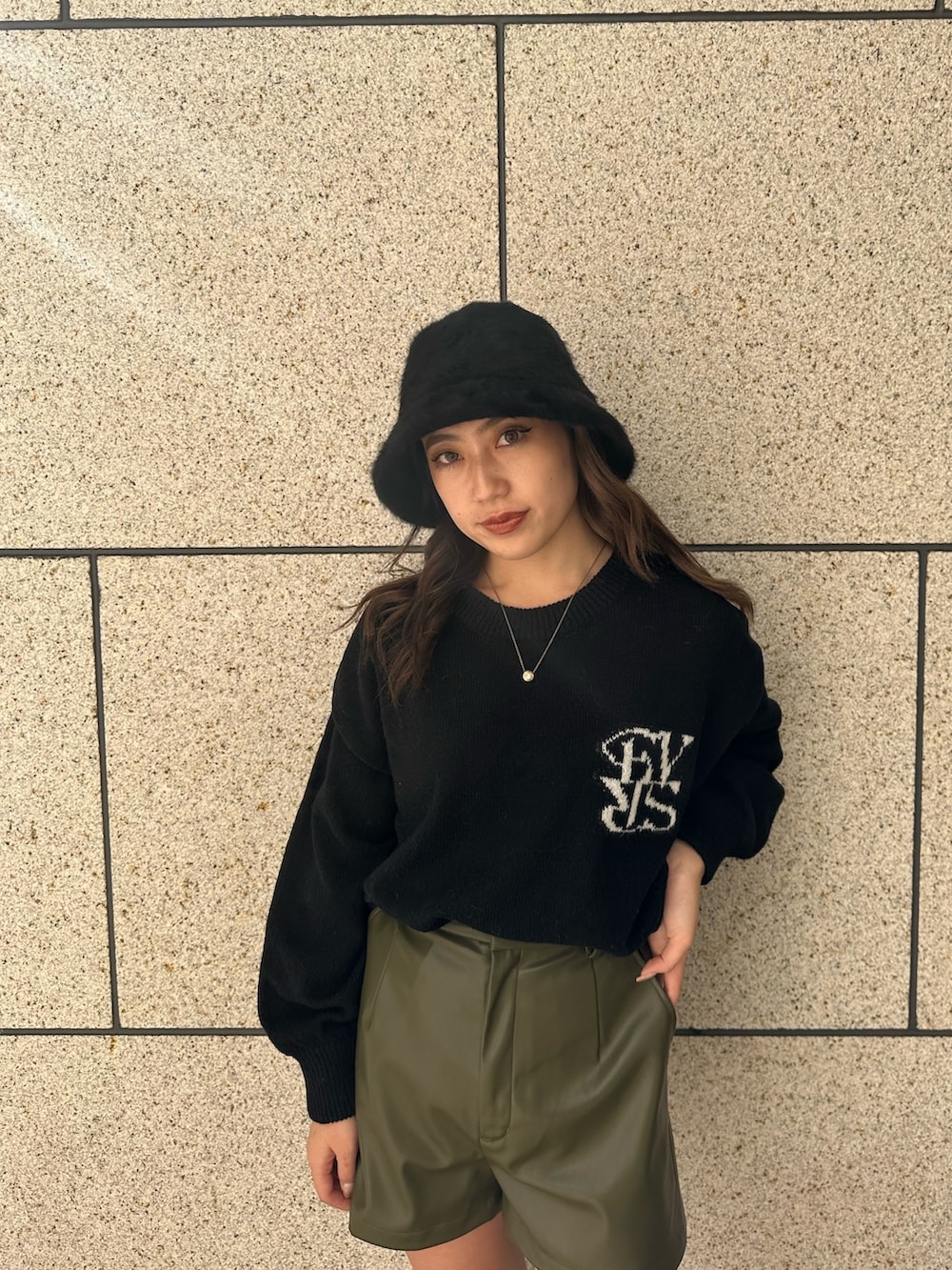 グリーン系のその他パンツ、ブラウン系のムートンコート、ブラック系のブーツを着用したレディースの秋コーディネートの4枚目の写真