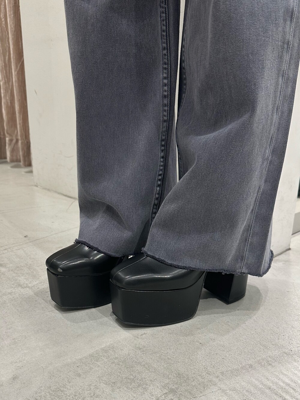グレー系のデニムパンツ、ホワイト系のシャツ/ブラウス、ブラック系のショルダーバッグを着用したレディースの冬コーディネートの7枚目の写真