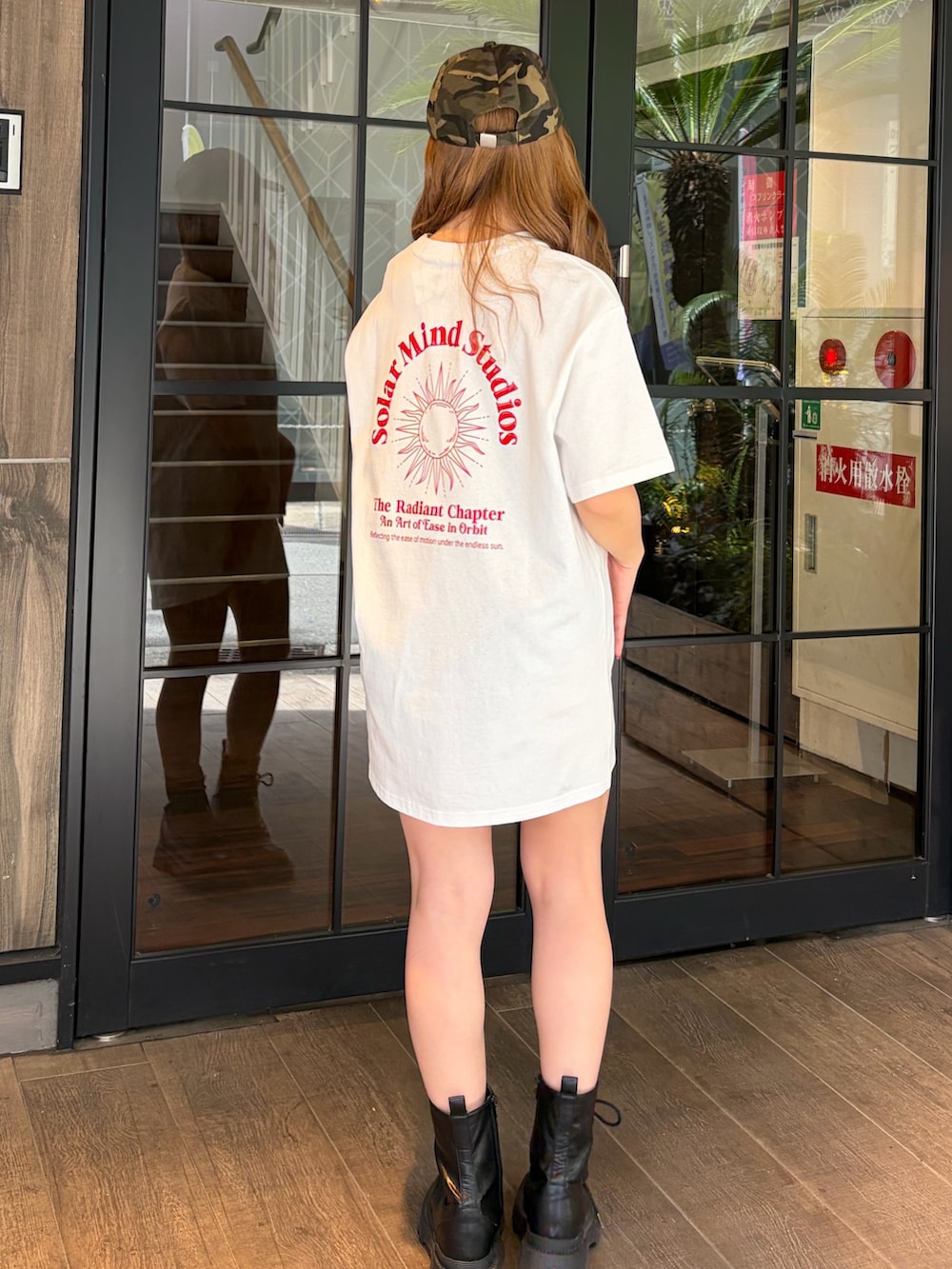 ブラック系のブーツ、ホワイト系のTシャツ/カットソーを着用したレディースの春コーディネートの3枚目の写真