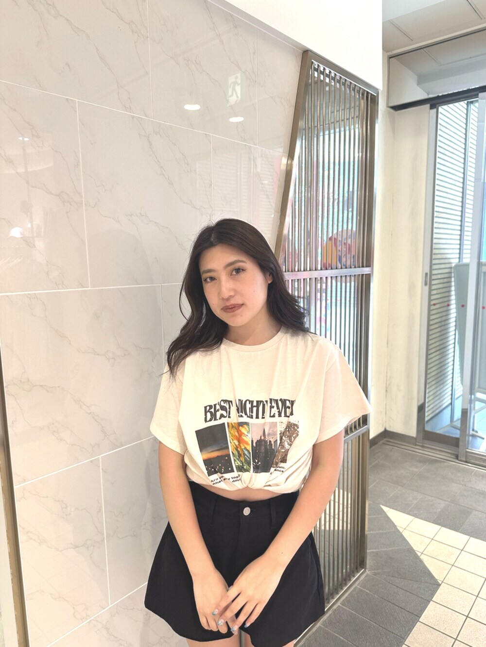 ブラック系のサンダル、ブラック系のその他パンツ、ホワイト系のTシャツ/カットソーを着用したレディースの夏コーディネートの5枚目の写真