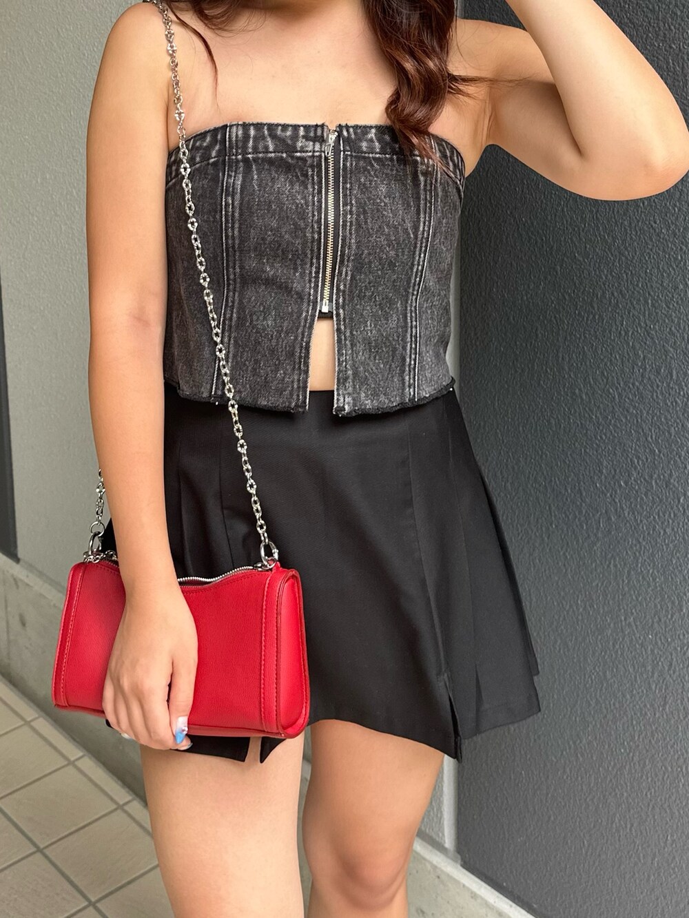 ブラック系のスカート、レッド系のショルダーバッグ、レッド系のサンダルを着用したレディースの夏コーディネートの7枚目の写真