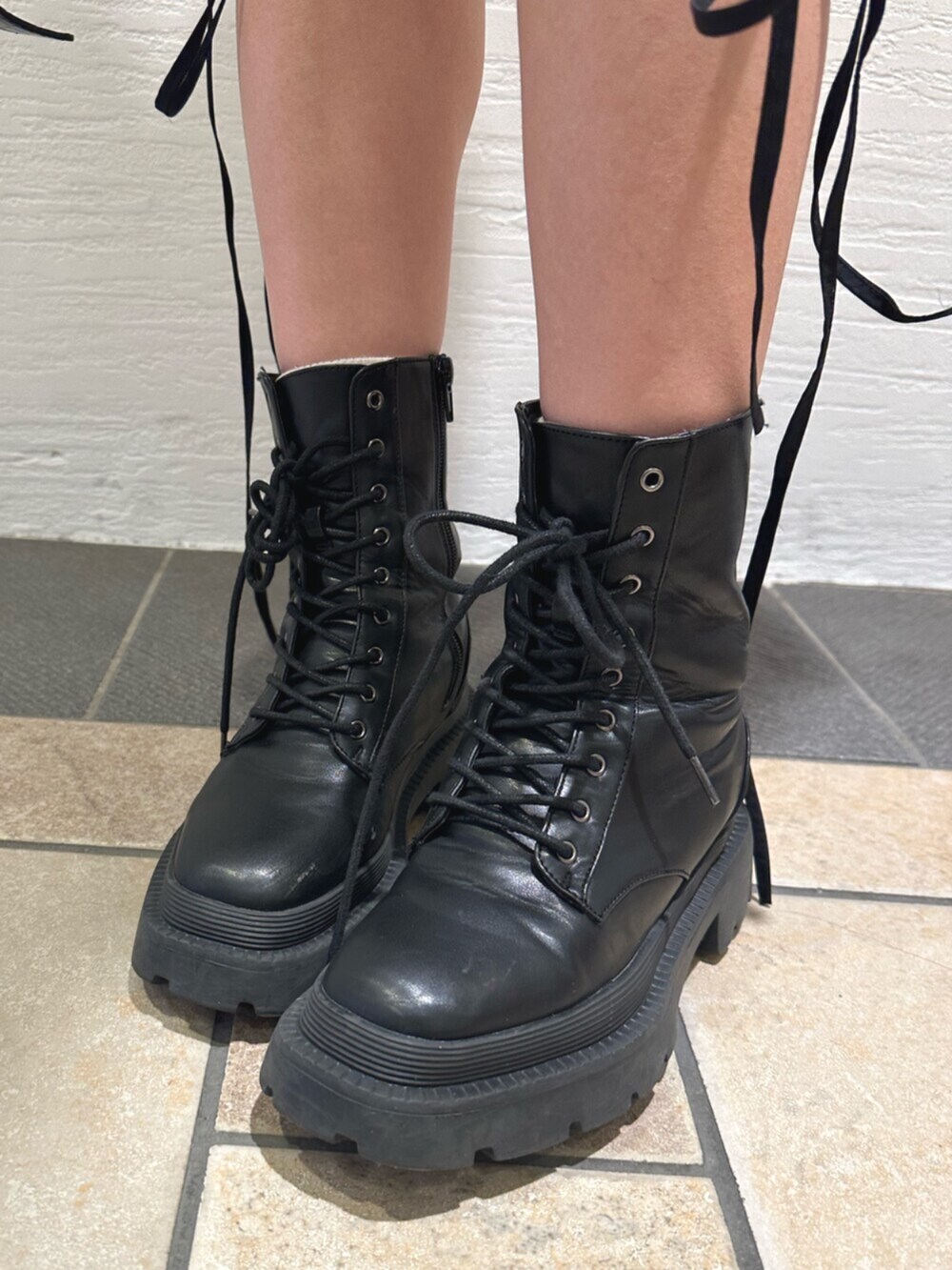 ブラック系のショルダーバッグ、ブラック系のブーツ、グレー系のスウェットを着用したレディースの冬コーディネートの10枚目の写真