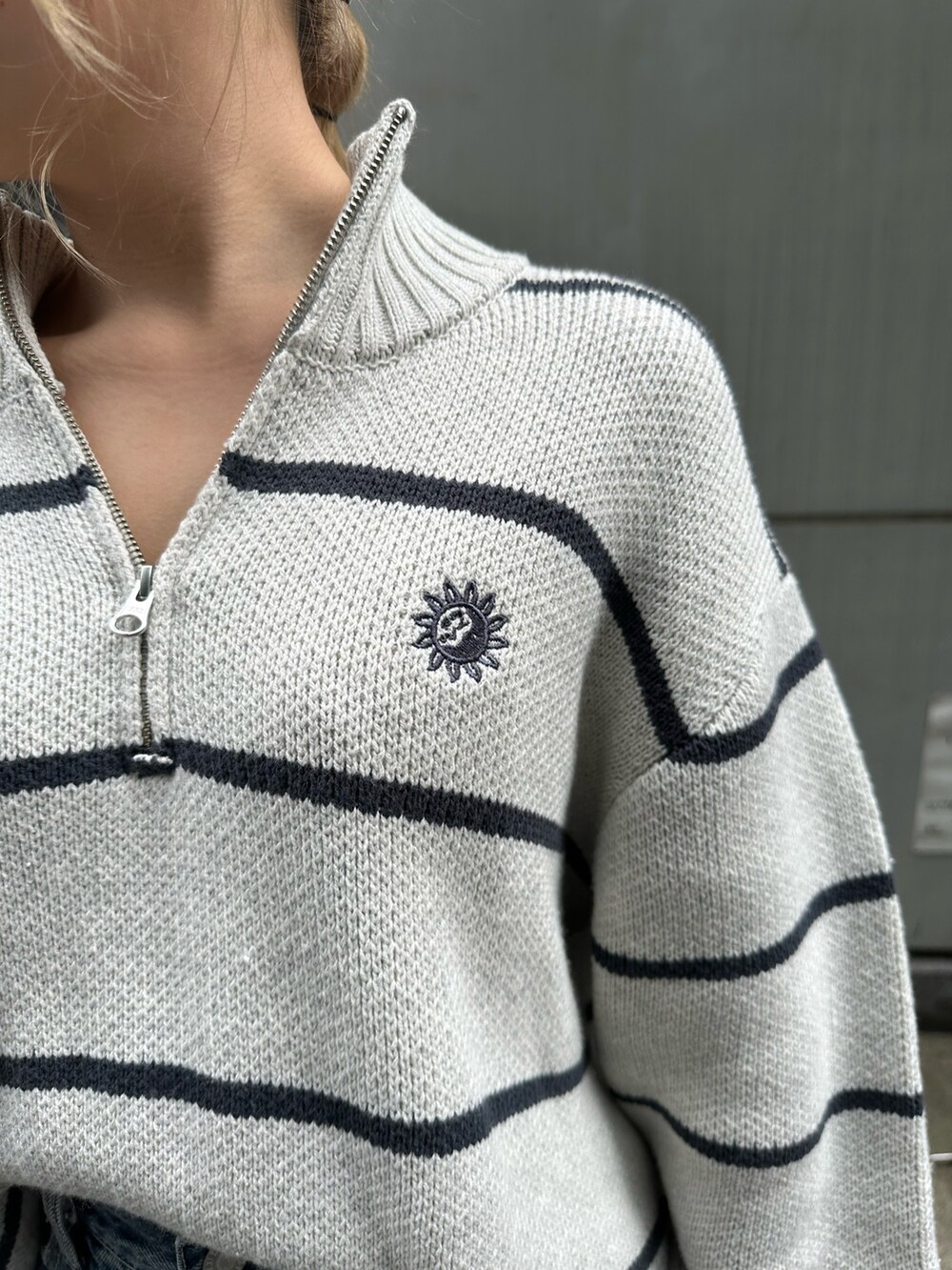 ブラック系のデニムパンツ、ブラック系のハンドバッグ、その他のニット/セーターを着用したレディースの夏コーディネートの5枚目の写真