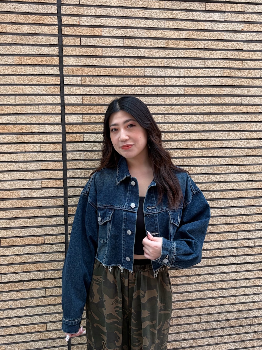 その他のスウェットパンツ、ブルー系のデニムジャケット、ブラック系のブーツを着用したレディースの冬コーディネートの4枚目の写真