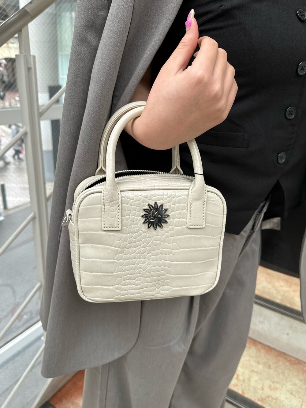 グレー系のその他パンツ、ブラック系のキャミソール、グレー系のテーラードジャケットを着用したレディースの春コーディネートの7枚目の写真