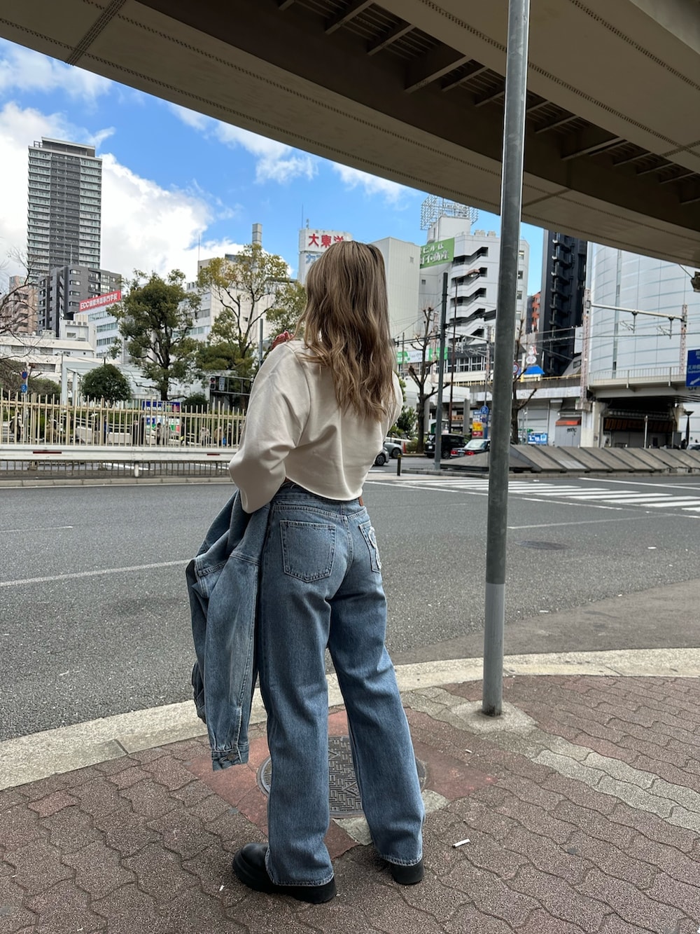 ブルー系のデニムパンツ、ブルー系のデニムジャケット、ホワイト系のTシャツ/カットソーを着用したレディースの冬コーディネートの4枚目の写真