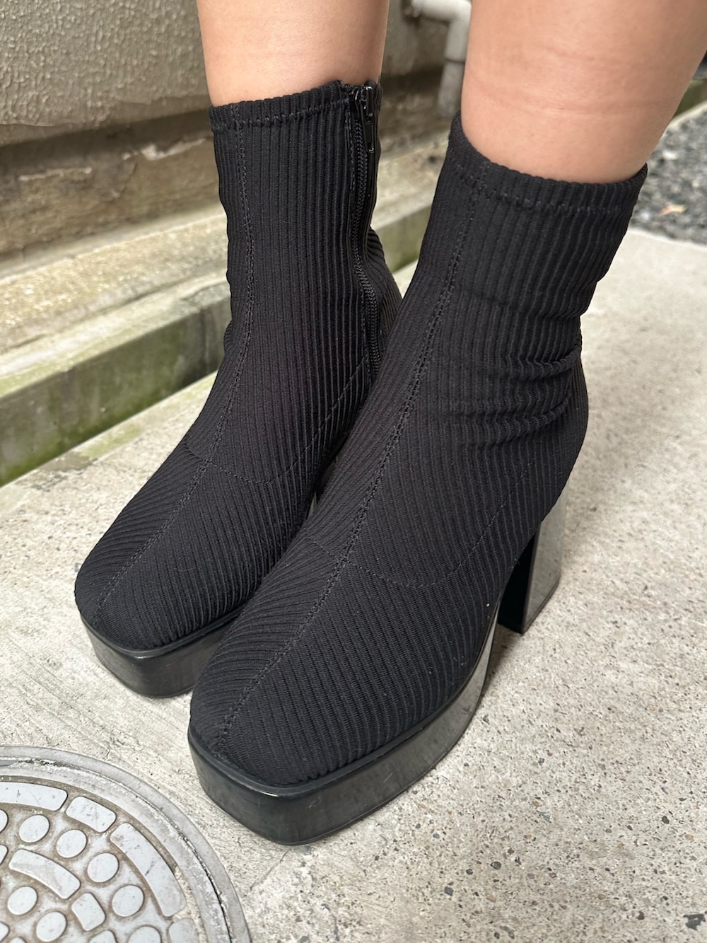 ブラック系のデニムスカート、その他のブーツ、ホワイト系のショルダーバッグを着用したレディースの秋コーディネートの9枚目の写真