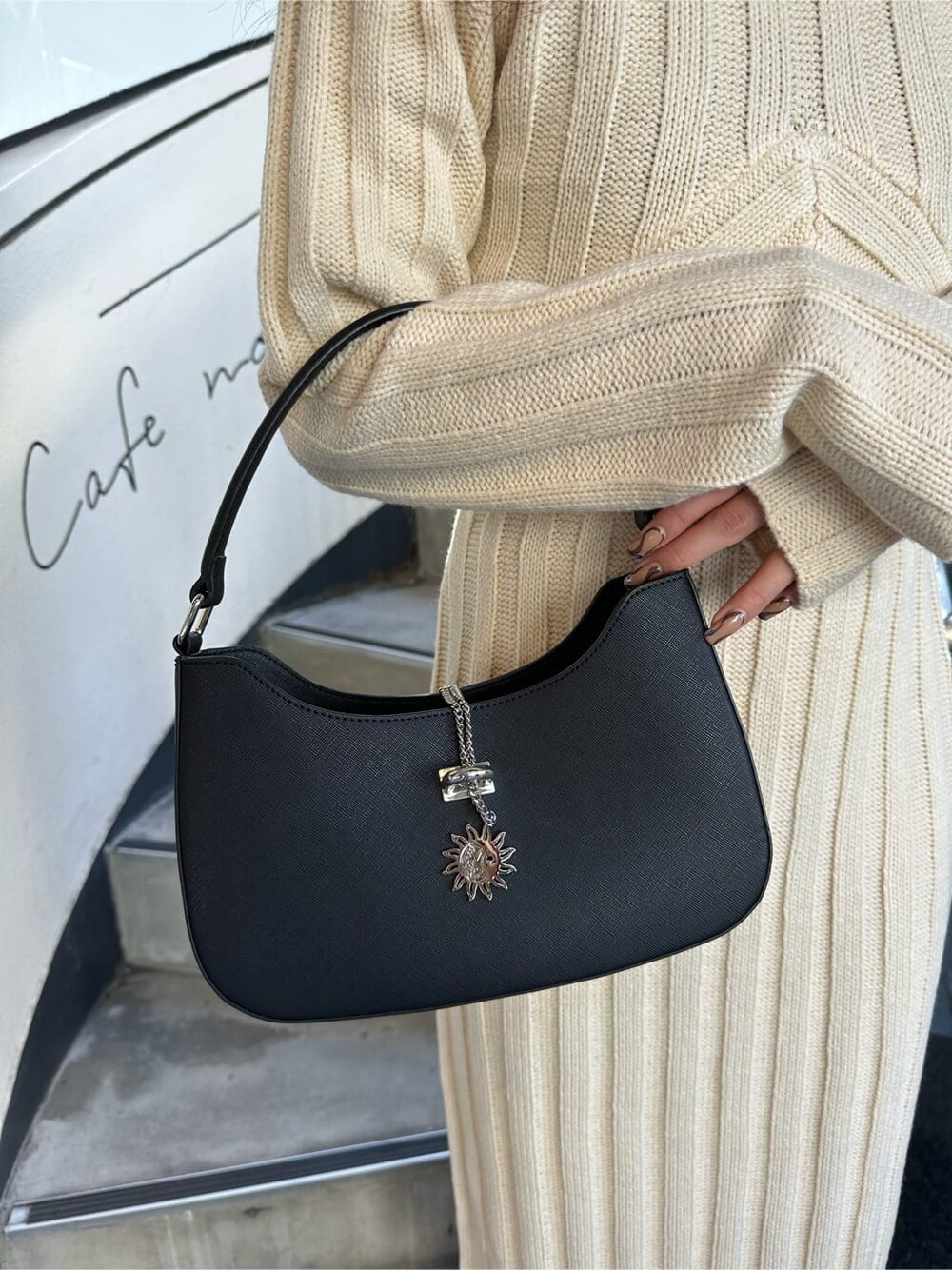 ホワイト系のスカート、ホワイト系のニット/セーター、ブラック系のハンドバッグを着用したレディースの秋コーディネートの8枚目の写真