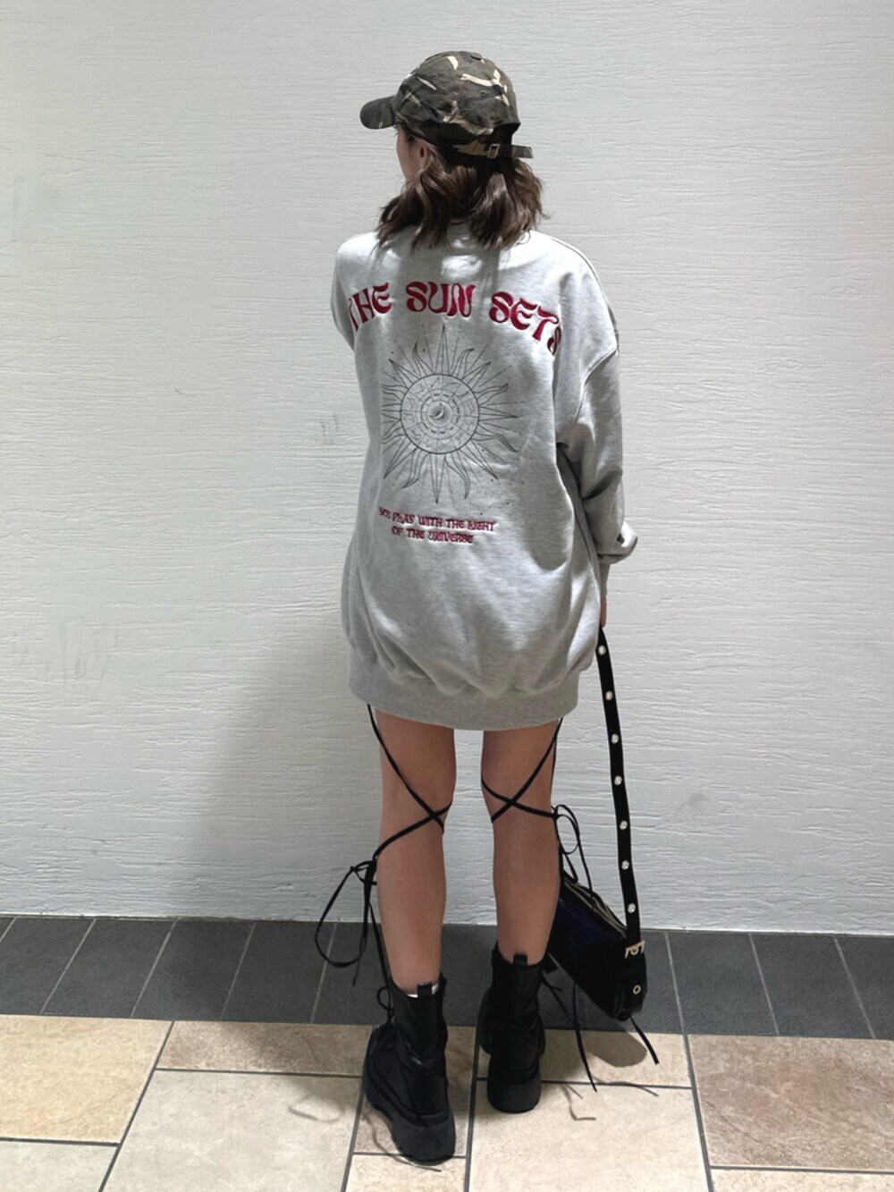 ブラック系のショルダーバッグ、ブラック系のブーツ、グレー系のスウェットを着用したレディースの冬コーディネートの4枚目の写真