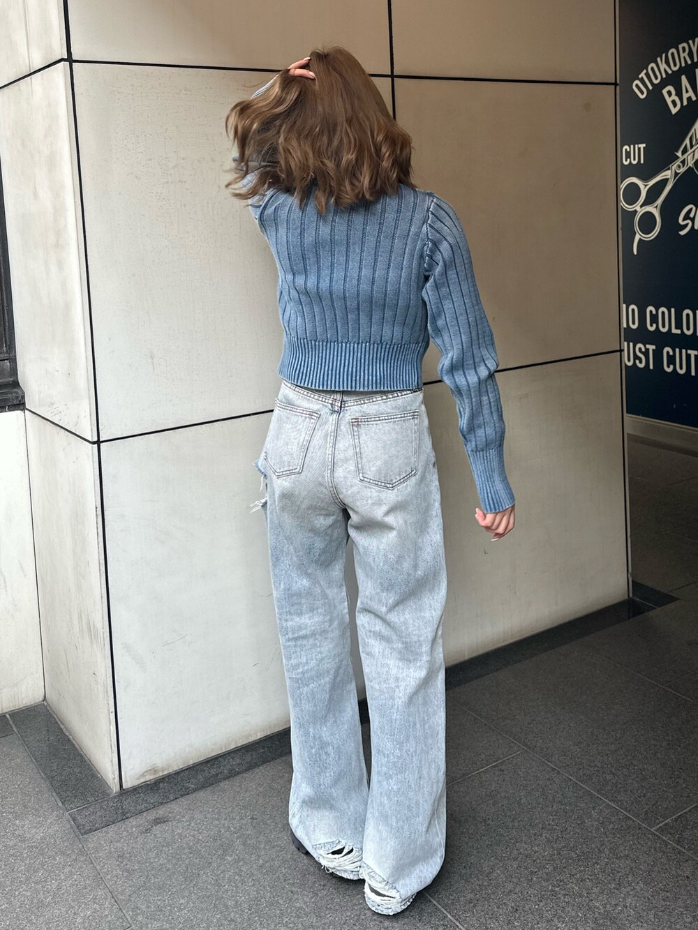 ブルー系のデニムパンツ、ブラック系のブーツ、ブルー系のカーディガン/ボレロを着用したレディースの冬コーディネートの4枚目の写真