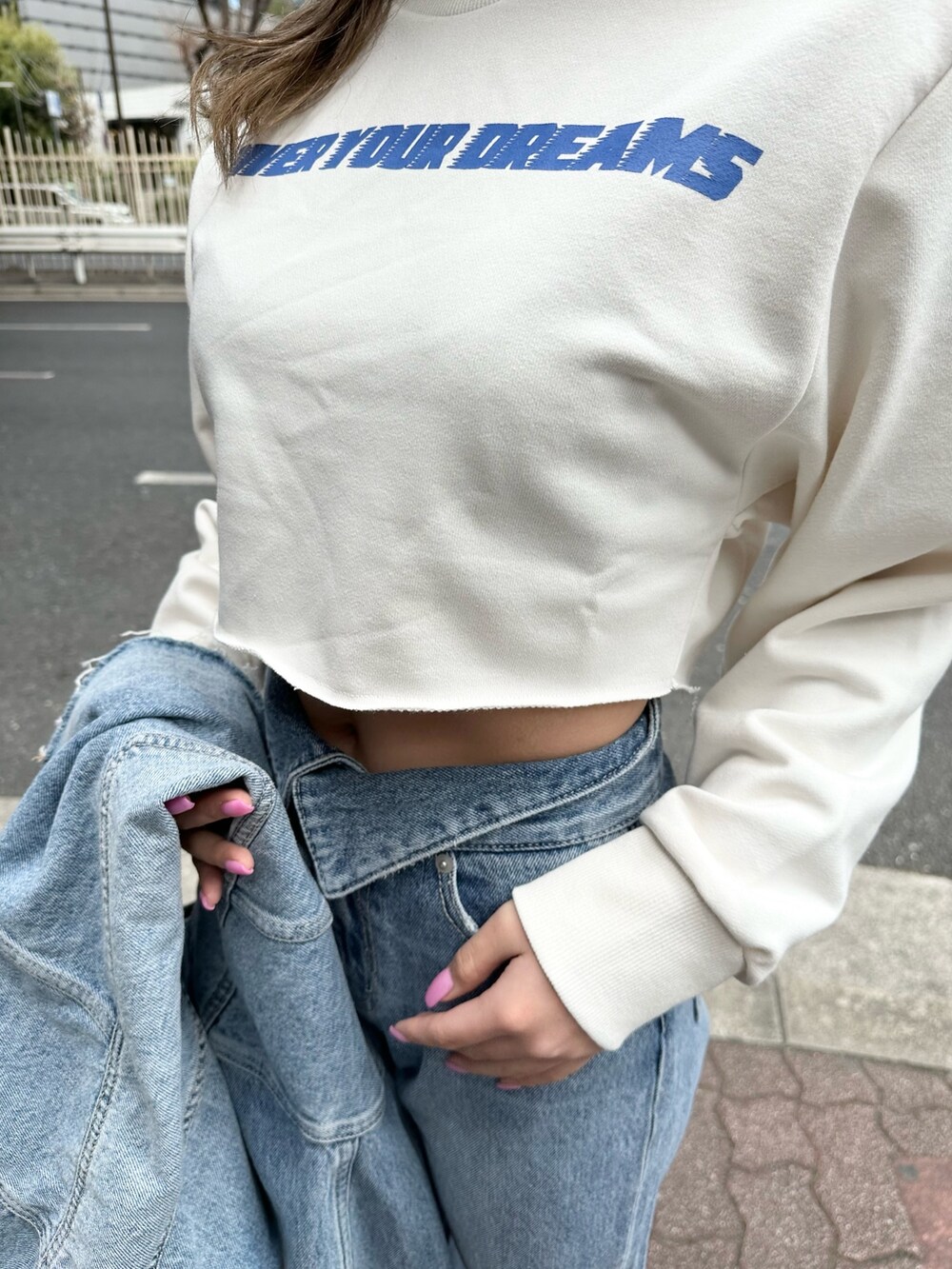 ブルー系のデニムパンツ、ブルー系のデニムジャケット、ホワイト系のTシャツ/カットソーを着用したレディースの冬コーディネートの3枚目の写真