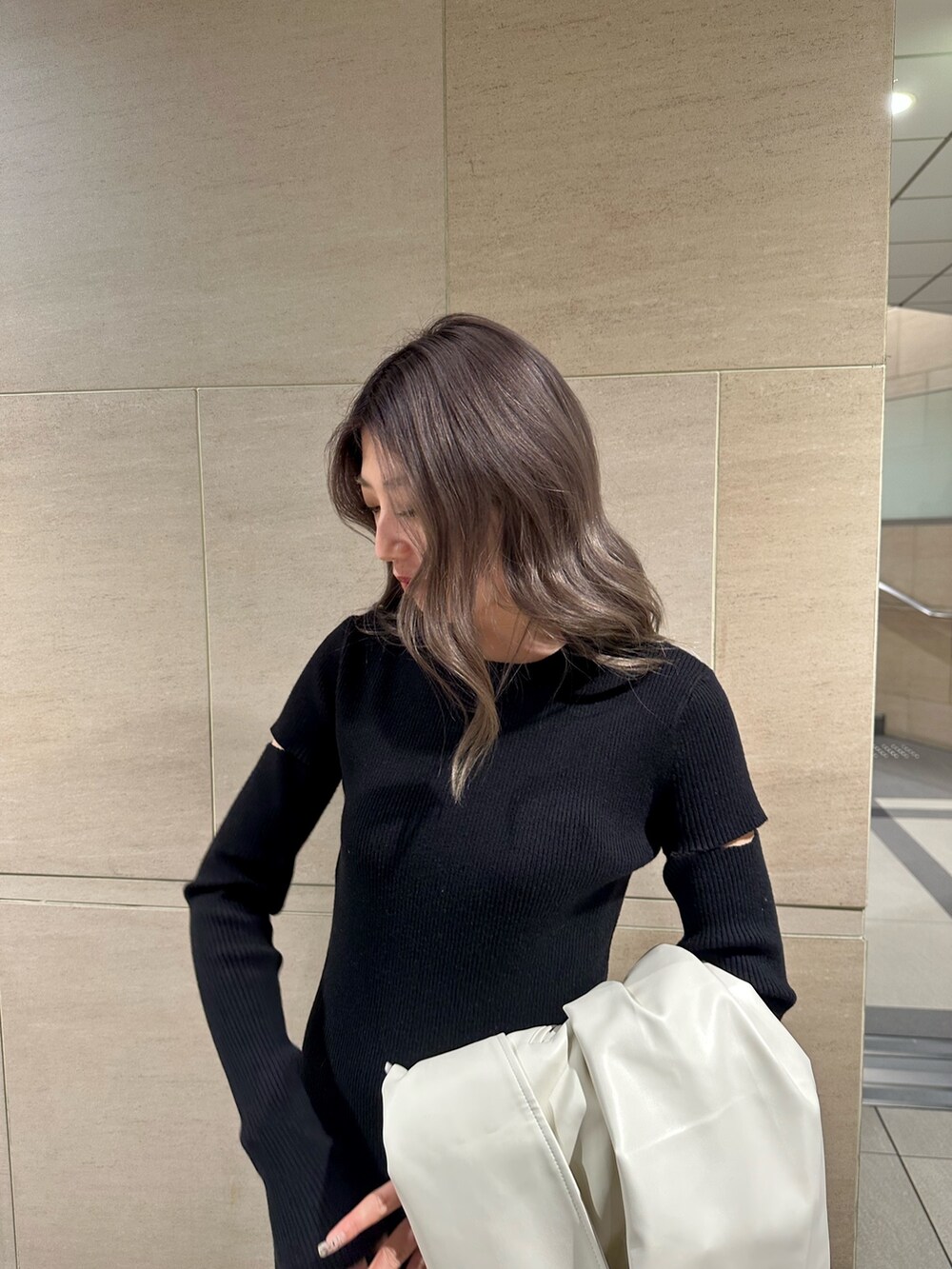 ブラック系のワンピース、ホワイト系のライダースジャケット、その他のショルダーバッグを着用したレディースの冬コーディネートの3枚目の写真