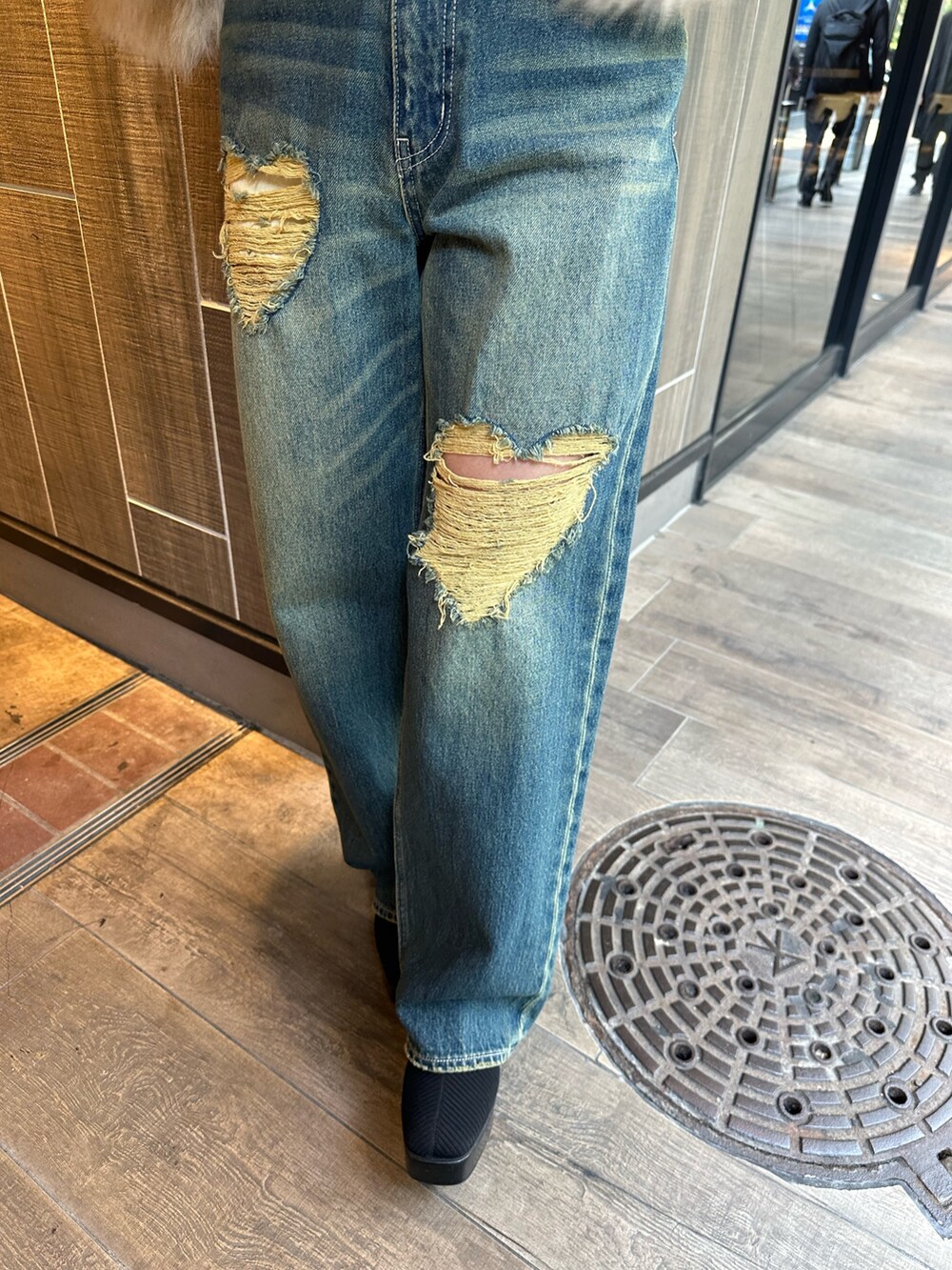 ベージュ系のブルゾン、その他のブーツ、ブルー系のデニムパンツを着用したレディースの冬コーディネートの8枚目の写真