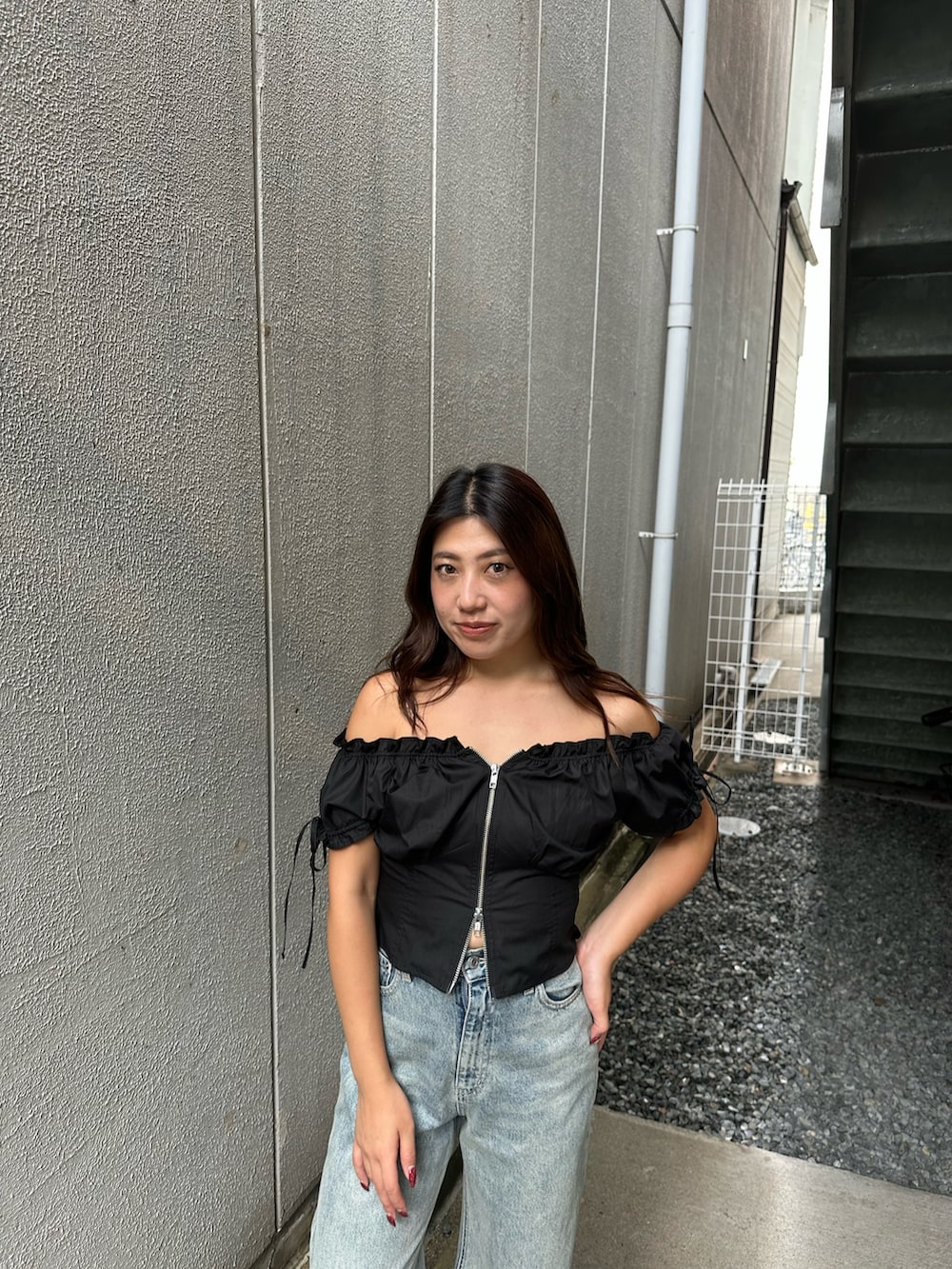 ブルー系のデニムパンツ、ブラック系のシャツ/ブラウス、ブラック系のブーツを着用したレディースの夏コーディネートの4枚目の写真