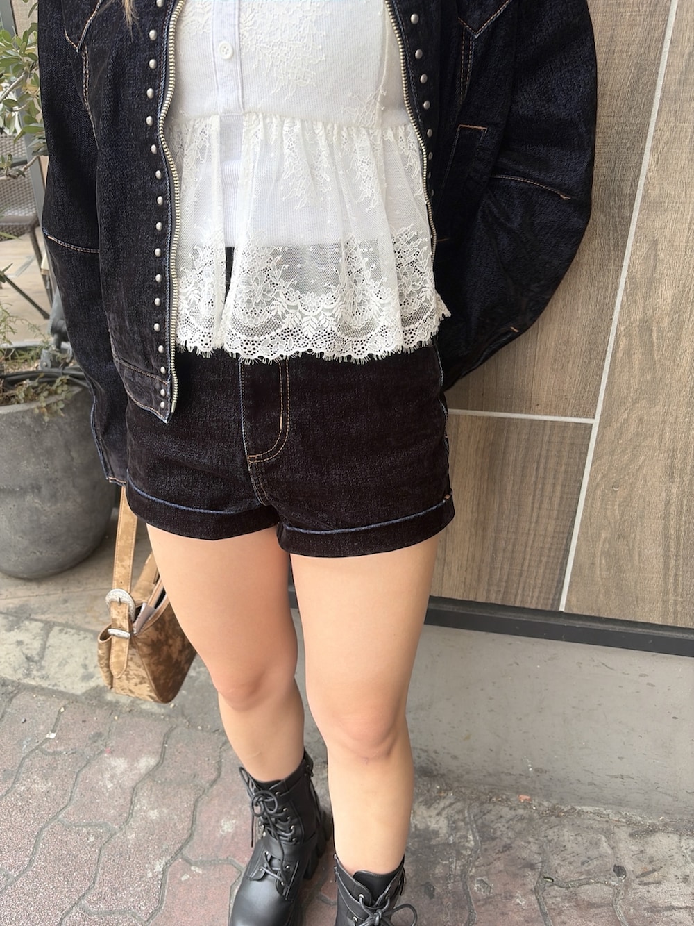 ブルー系のその他パンツ、ブルー系のデニムジャケット、ブラウン系のハンドバッグを着用したレディースの夏コーディネートの6枚目の写真