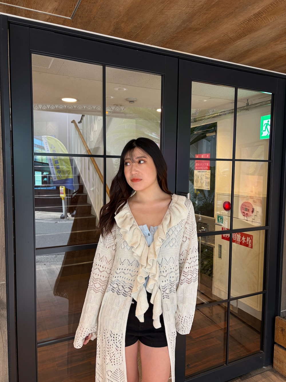 ブラック系のその他パンツ、ブラック系のブーツ、ホワイト系のカーディガン/ボレロを着用したレディースの春コーディネートの6枚目の写真