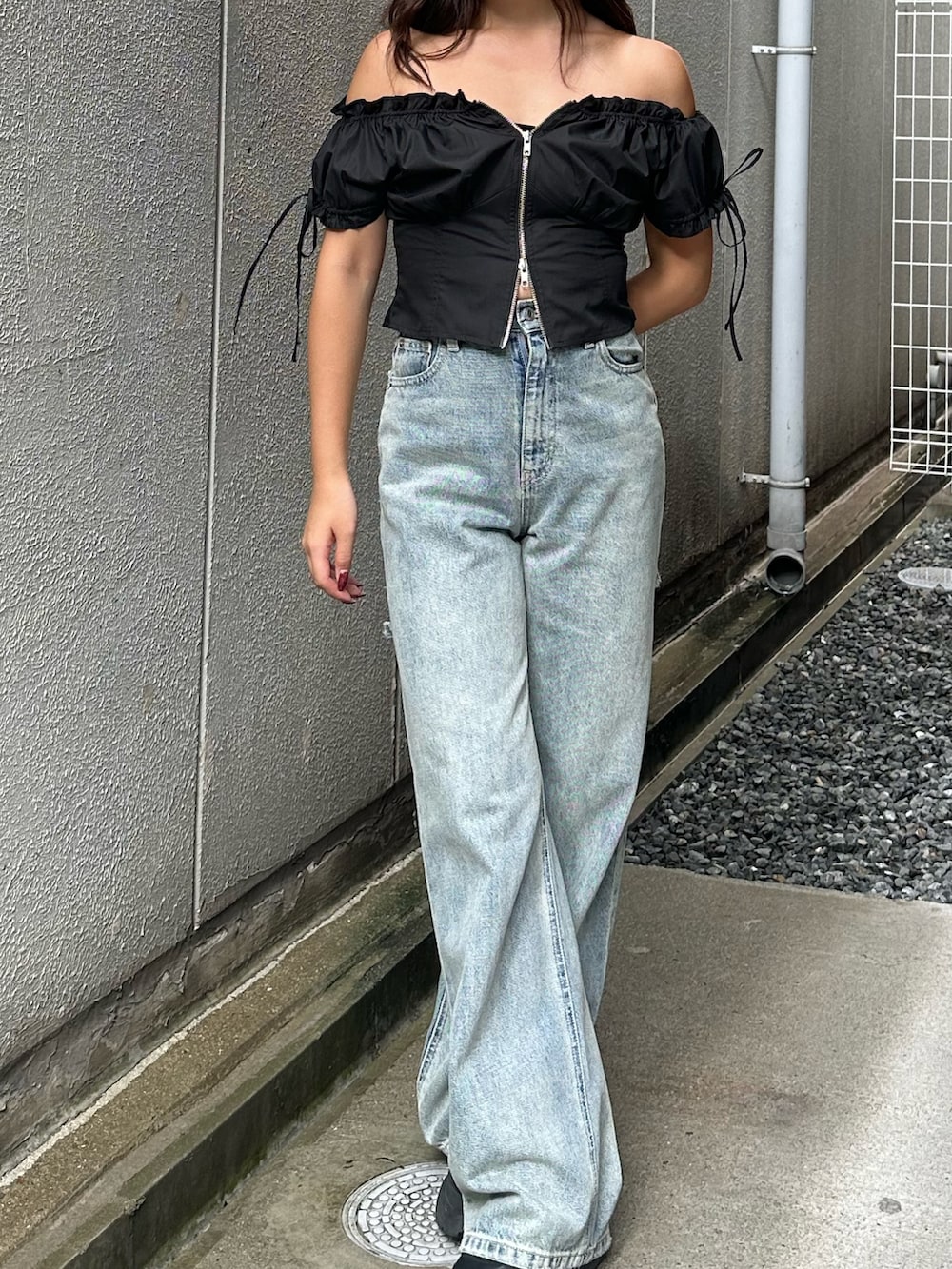 ブルー系のデニムパンツ、ブラック系のシャツ/ブラウス、ブラック系のブーツを着用したレディースの夏コーディネートの5枚目の写真