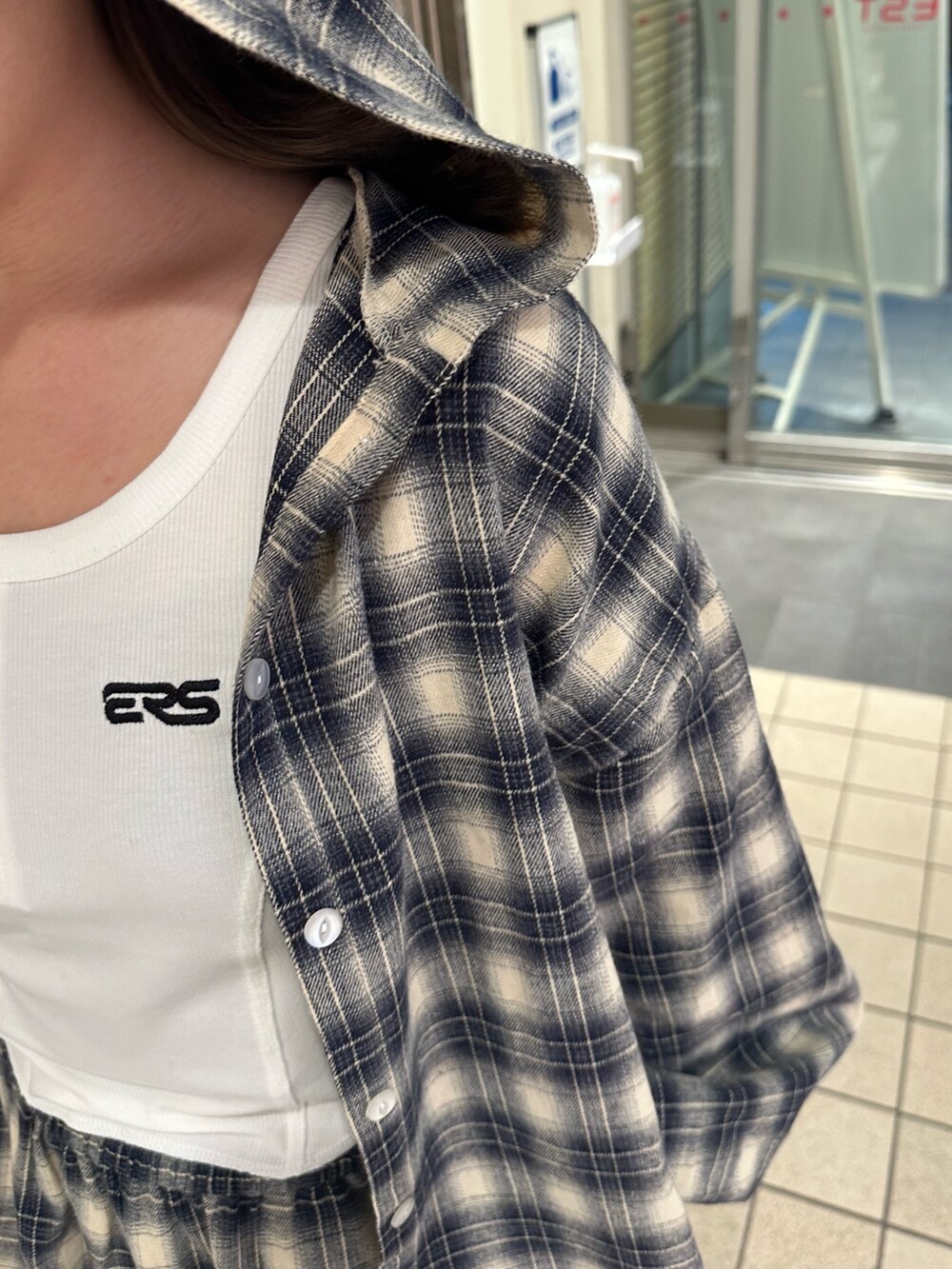 ブルー系のその他パンツ、ホワイト系のTシャツ/カットソー、ブルー系のシャツ/ブラウスを着用したレディースの春コーディネートの6枚目の写真