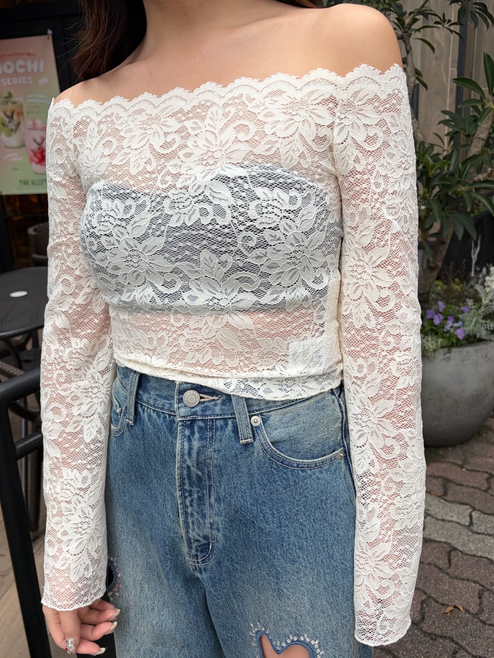 ホワイト系のシャツ/ブラウス、ブルー系のデニムパンツを着用したレディースの春コーディネートの6枚目の写真