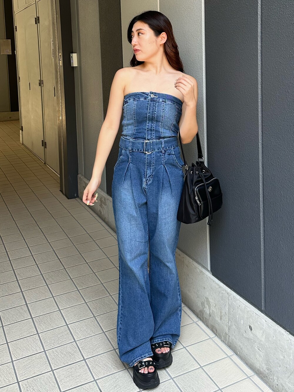 ブルー系のつなぎ/オールインワン、ブラック系のサンダル、ブラック系のショルダーバッグを着用したレディースの夏コーディネートの2枚目の写真