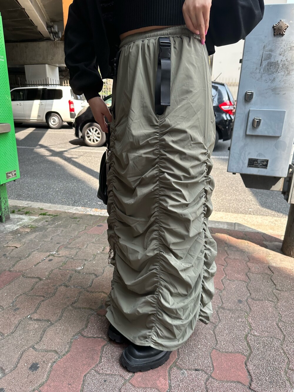 ベージュ系のスカート、ブラック系のカーディガン/ボレロ、ブラック系のショルダーバッグを着用したレディースの春コーディネートの6枚目の写真