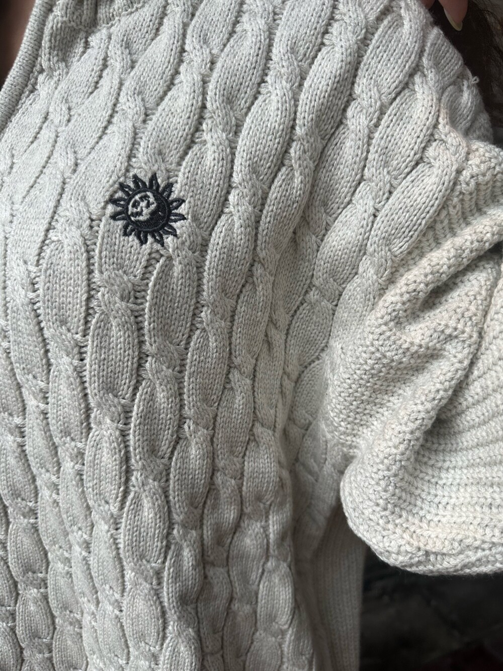 グレー系のニット/セーター、ホワイト系のショルダーバッグを着用したレディースの夏コーディネートの6枚目の写真