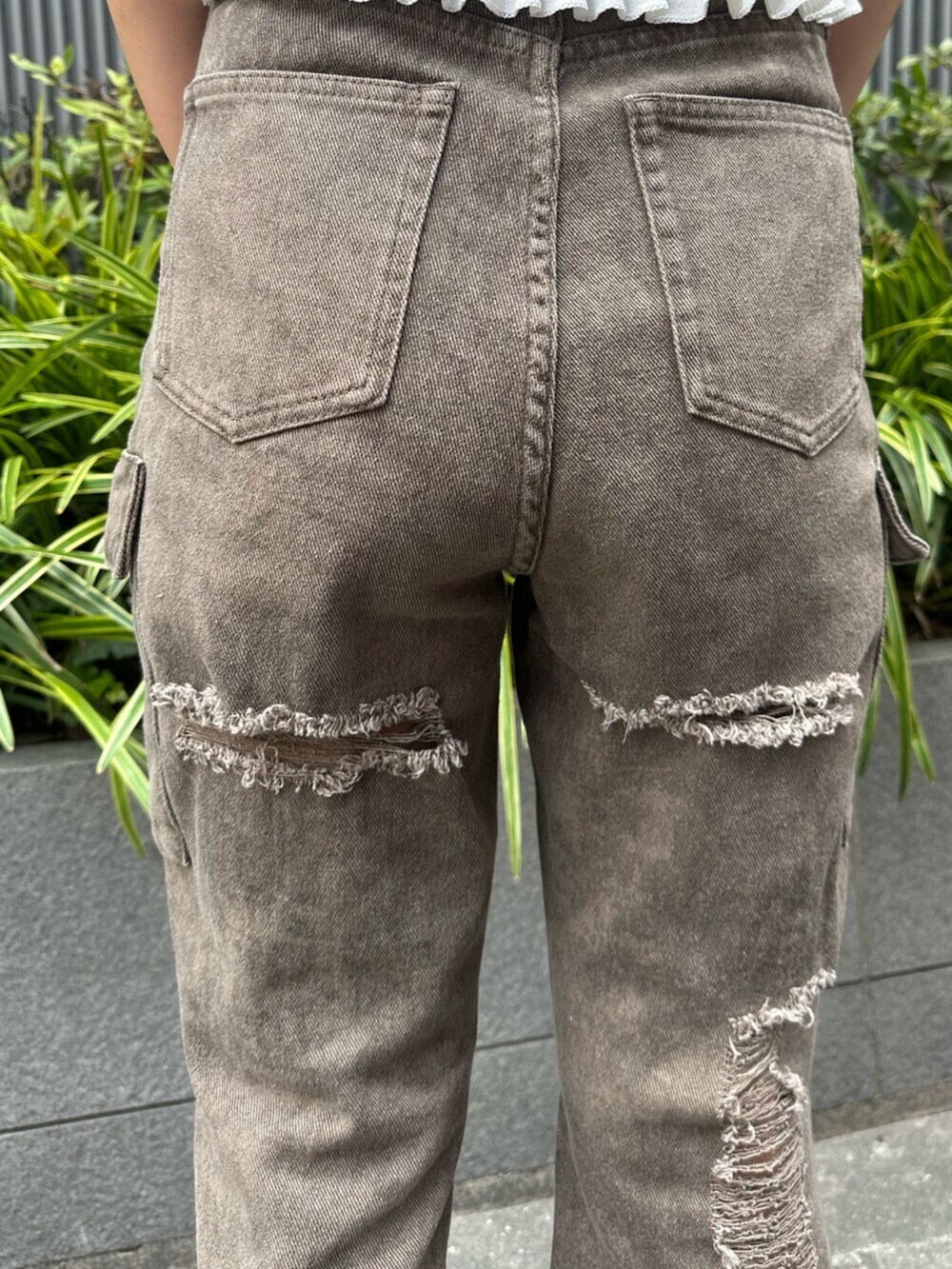 ブラック系のブーツ、ブラウン系のその他パンツ、ブラック系のニット/セーターを着用したレディースの夏コーディネートの6枚目の写真