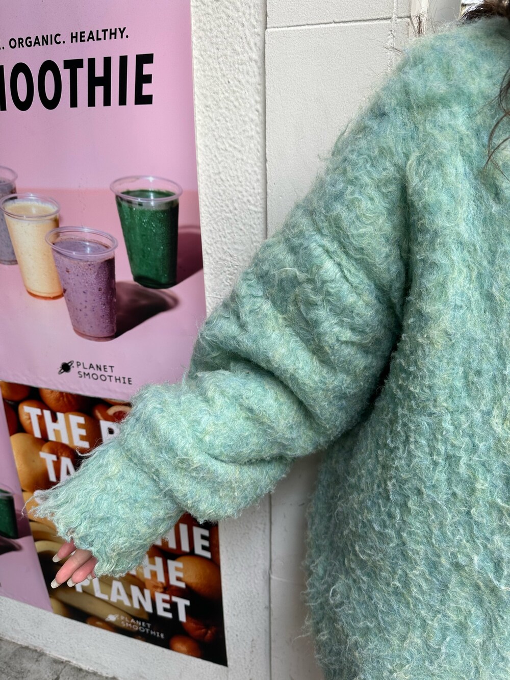 ホワイト系のショルダーバッグ、グリーン系のカーディガン/ボレロ、ブラック系のブーツを着用したレディースの冬コーディネートの5枚目の写真