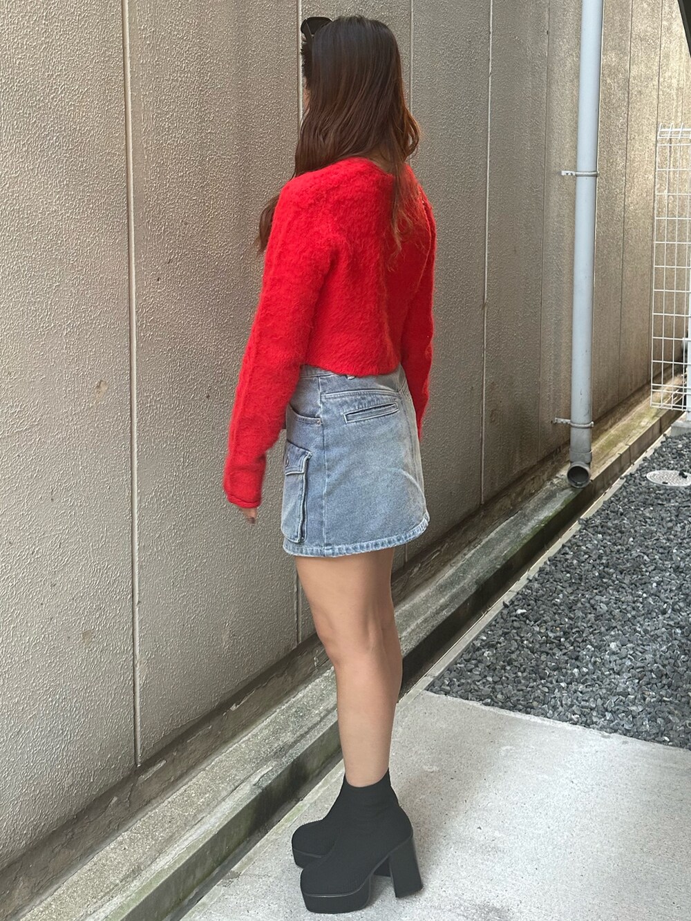 その他のブーツ、ブラック系のショルダーバッグ、レッド系のニット/セーターを着用したレディースの秋コーディネートの2枚目の写真