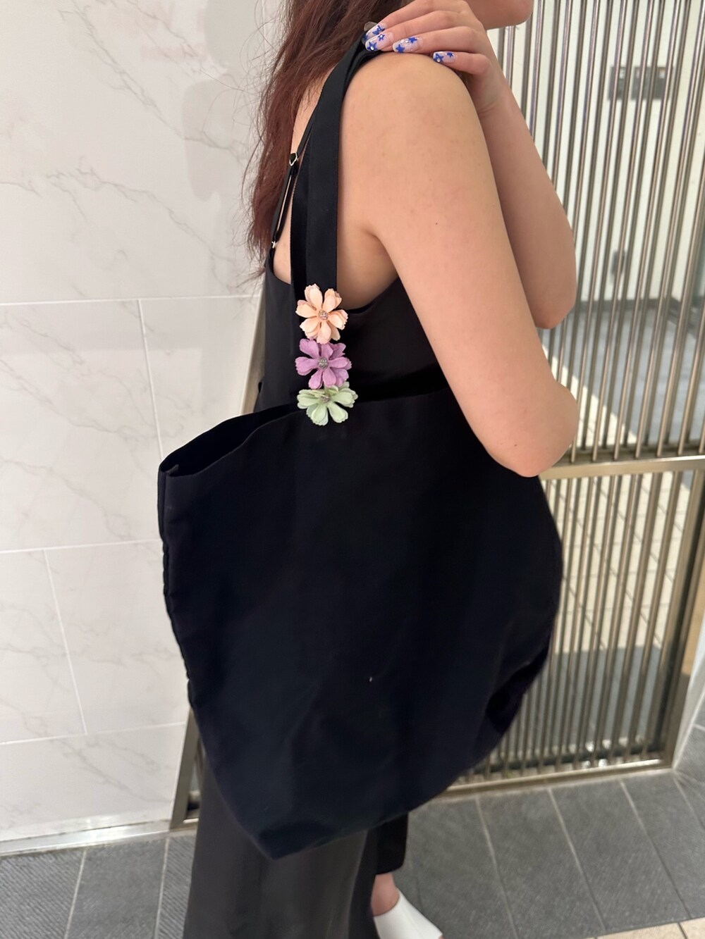 ブラック系のワンピース、ブラック系のトートバッグ、ホワイト系のサンダルを着用したレディースの夏コーディネートの10枚目の写真