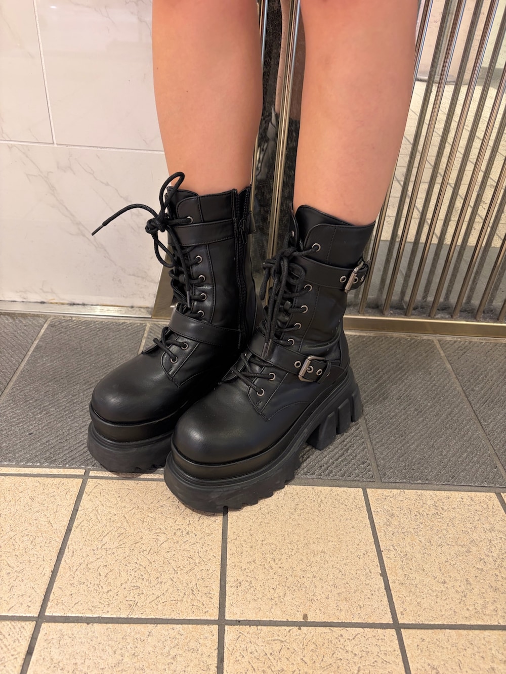 ブラック系のその他パンツ、ブラウン系のシャツ/ブラウス、ブラック系のブーツを着用したレディースの秋コーディネートの6枚目の写真