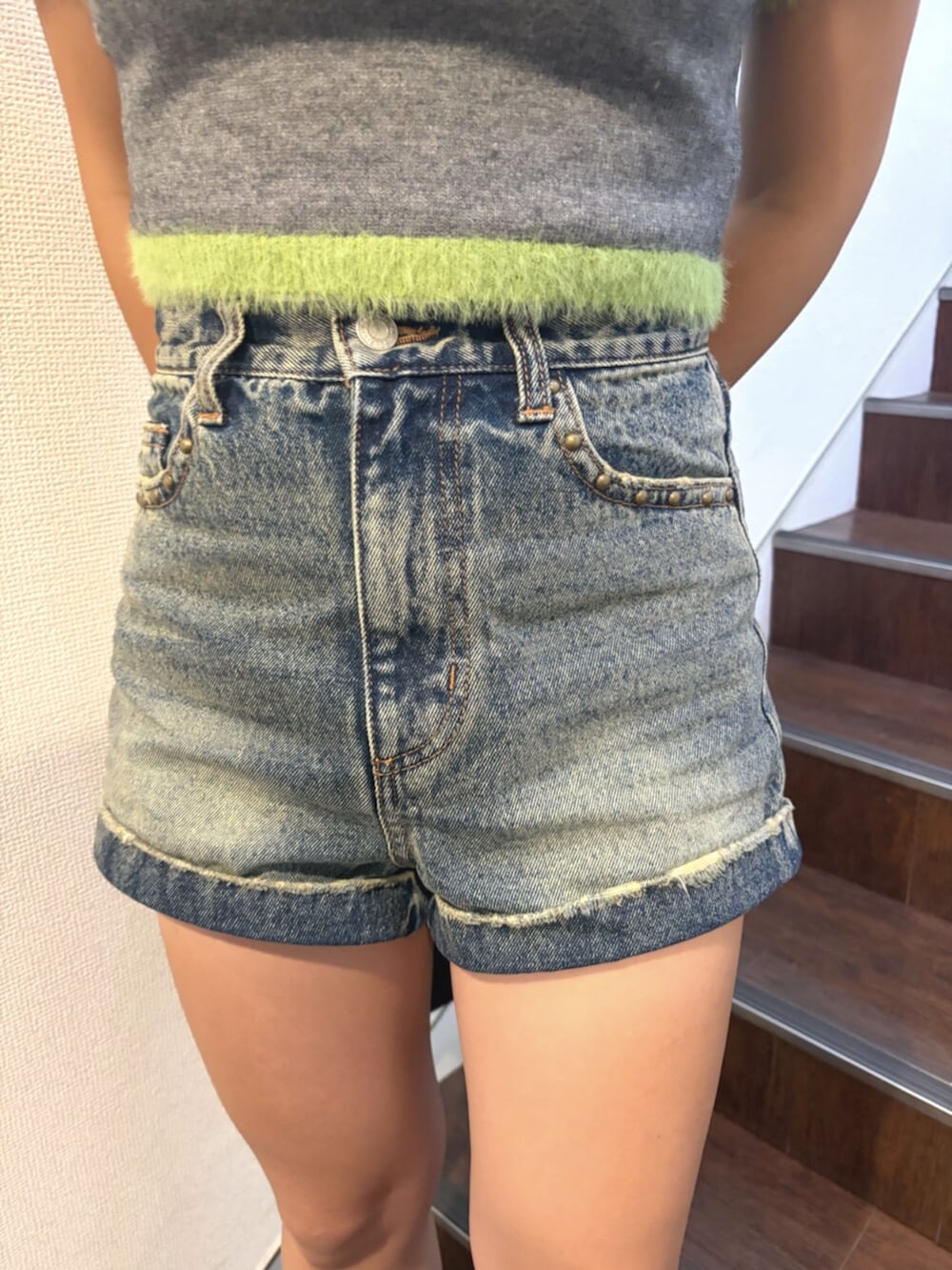 ブラック系のショルダーバッグ、ブルー系のその他パンツ、ブラック系のブーツを着用したレディースの秋コーディネートの7枚目の写真