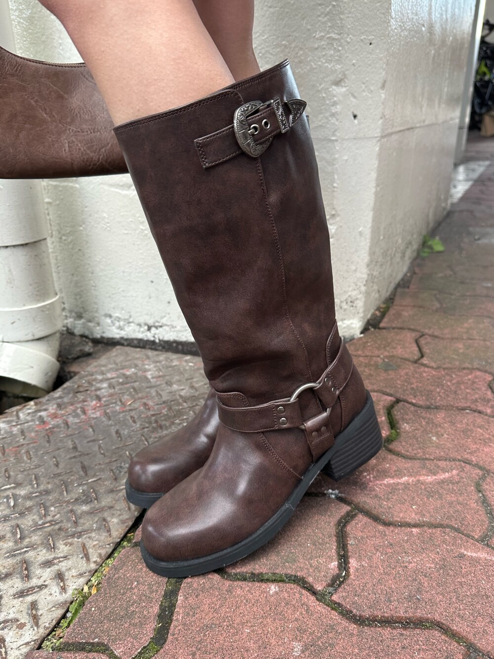 ブラウン系のブーツ、ブルー系のワンピース、ブラウン系のハンドバッグを着用したレディースの冬コーディネートの8枚目の写真