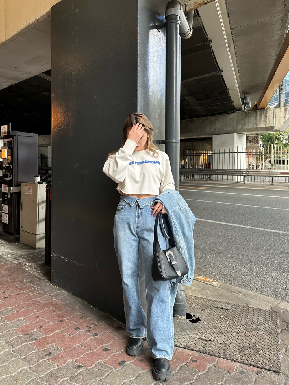 ブルー系のデニムパンツ、ブルー系のデニムジャケット、ホワイト系のTシャツ/カットソーを着用したレディースの冬コーディネートの2枚目の写真