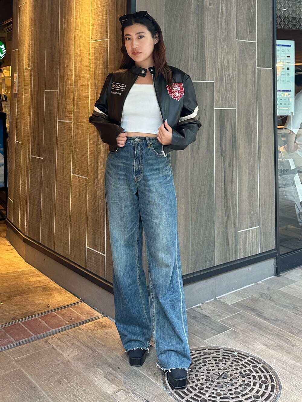 ブルー系のデニムパンツ、その他のブーツ、ブラック系のライダースジャケットを着用したレディースの夏コーディネートの2枚目の写真