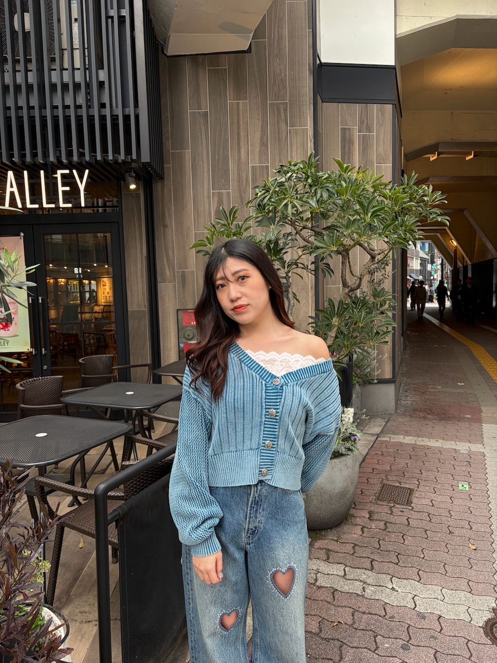 ブルー系のデニムパンツ、ホワイト系のシャツ/ブラウス、ブルー系のカーディガン/ボレロを着用したレディースの春コーディネートの5枚目の写真