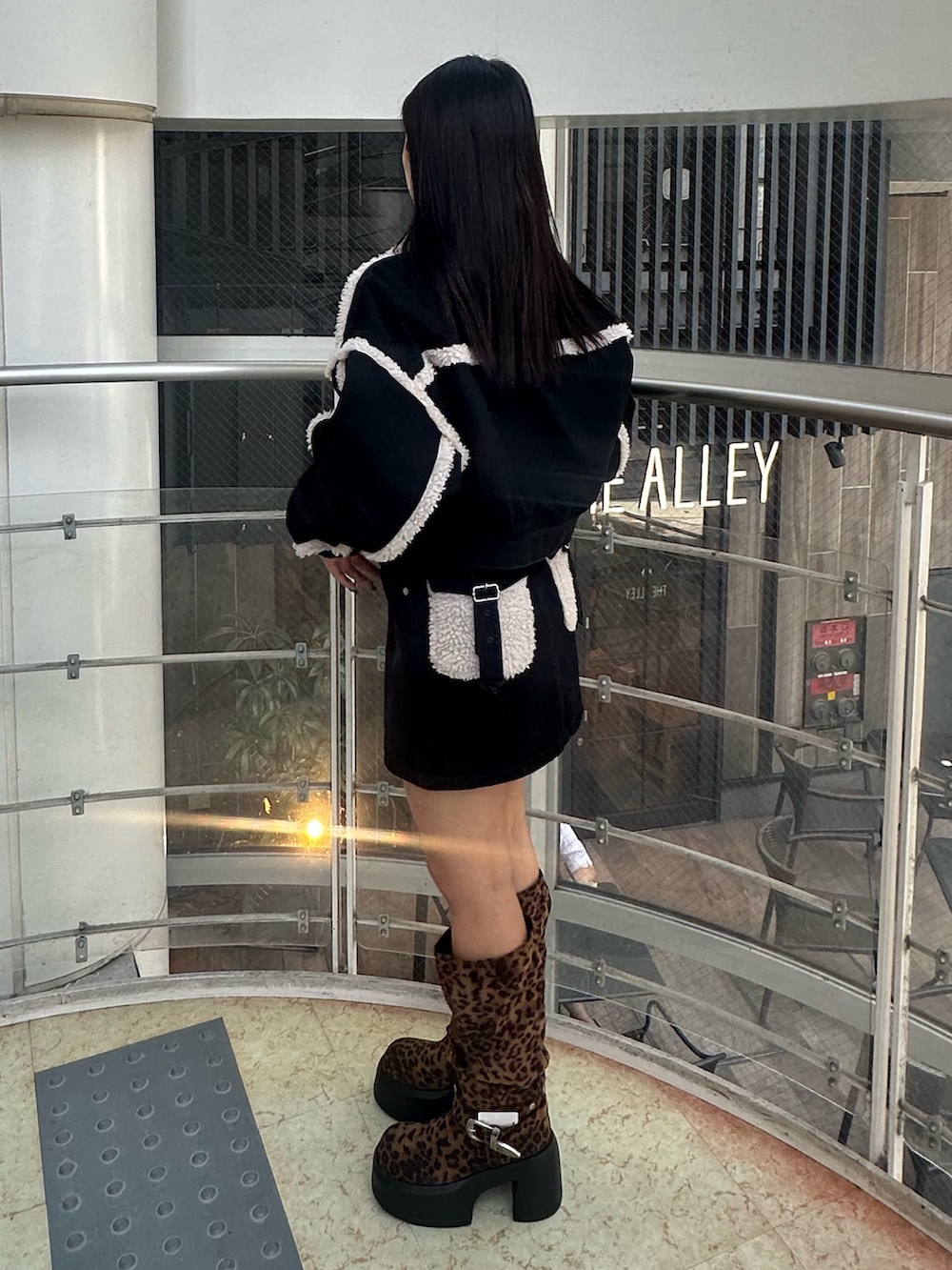 ブラック系のデニムスカート、その他のブーツ、ブラック系のブルゾンを着用したレディースの秋コーディネートの2枚目の写真