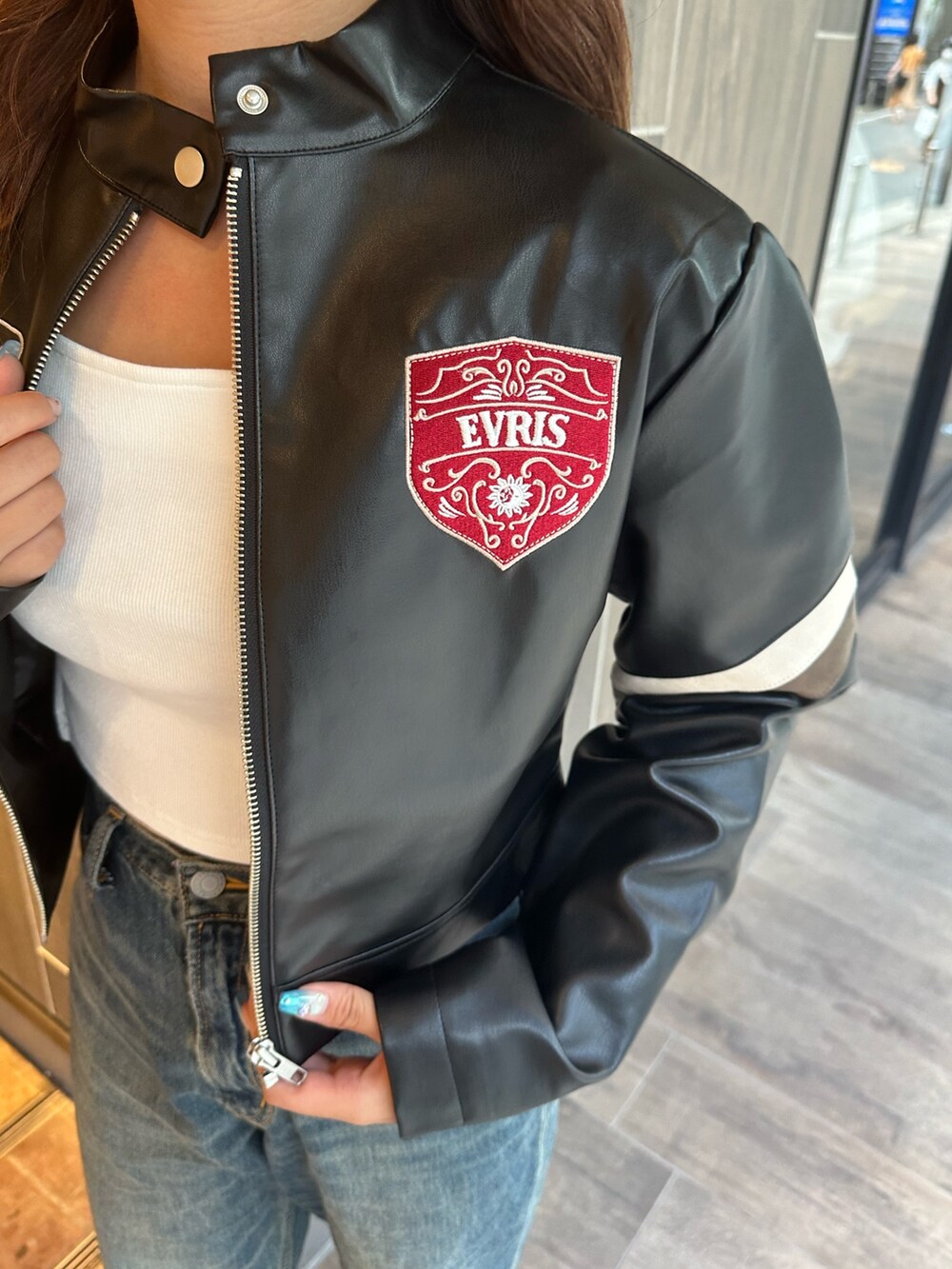 ブルー系のデニムパンツ、その他のブーツ、ブラック系のライダースジャケットを着用したレディースの夏コーディネートの6枚目の写真