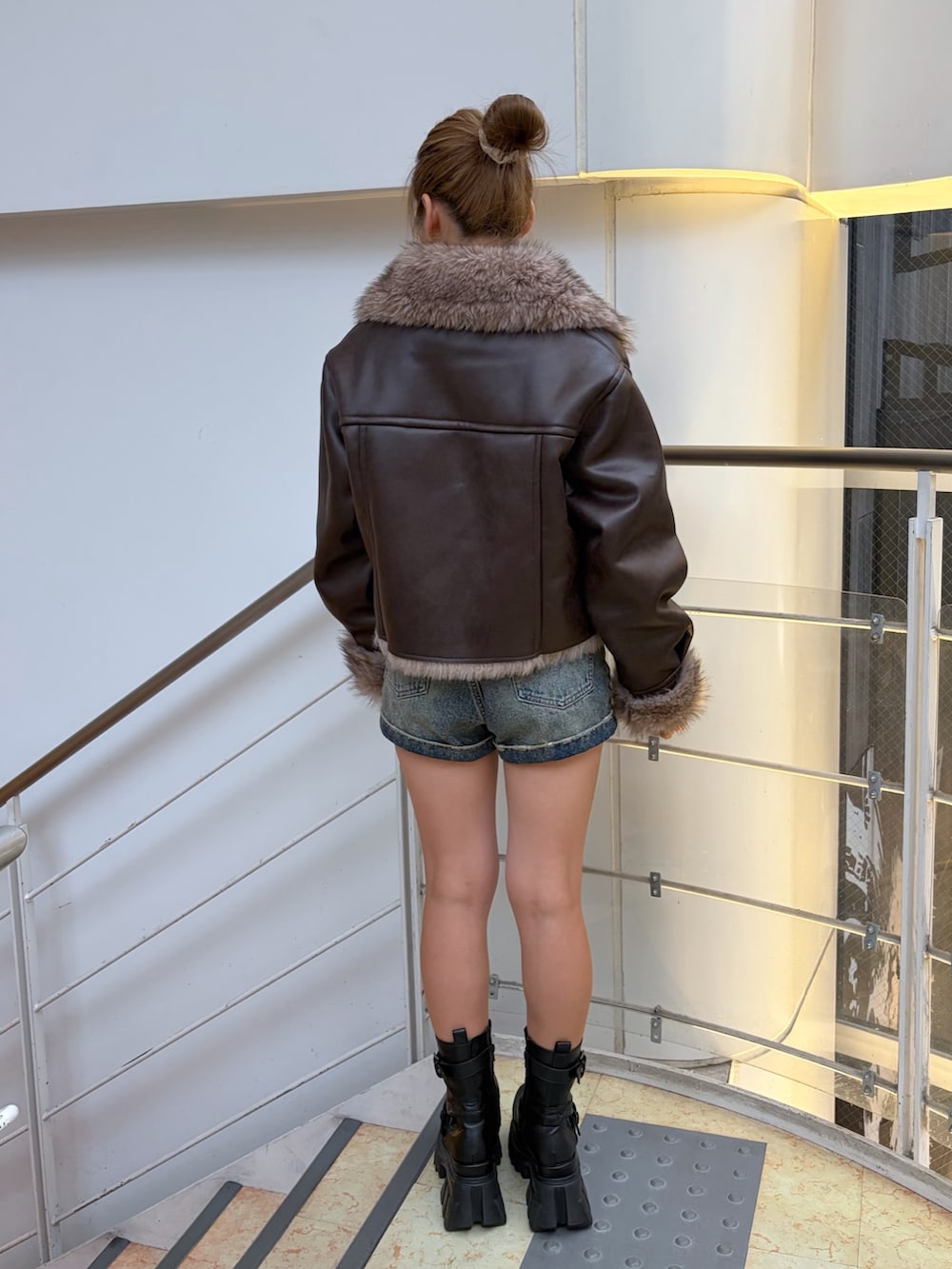 ブルー系のその他パンツ、ブラック系のブーツ、ブラウン系のブルゾンを着用したレディースの秋コーディネートの3枚目の写真