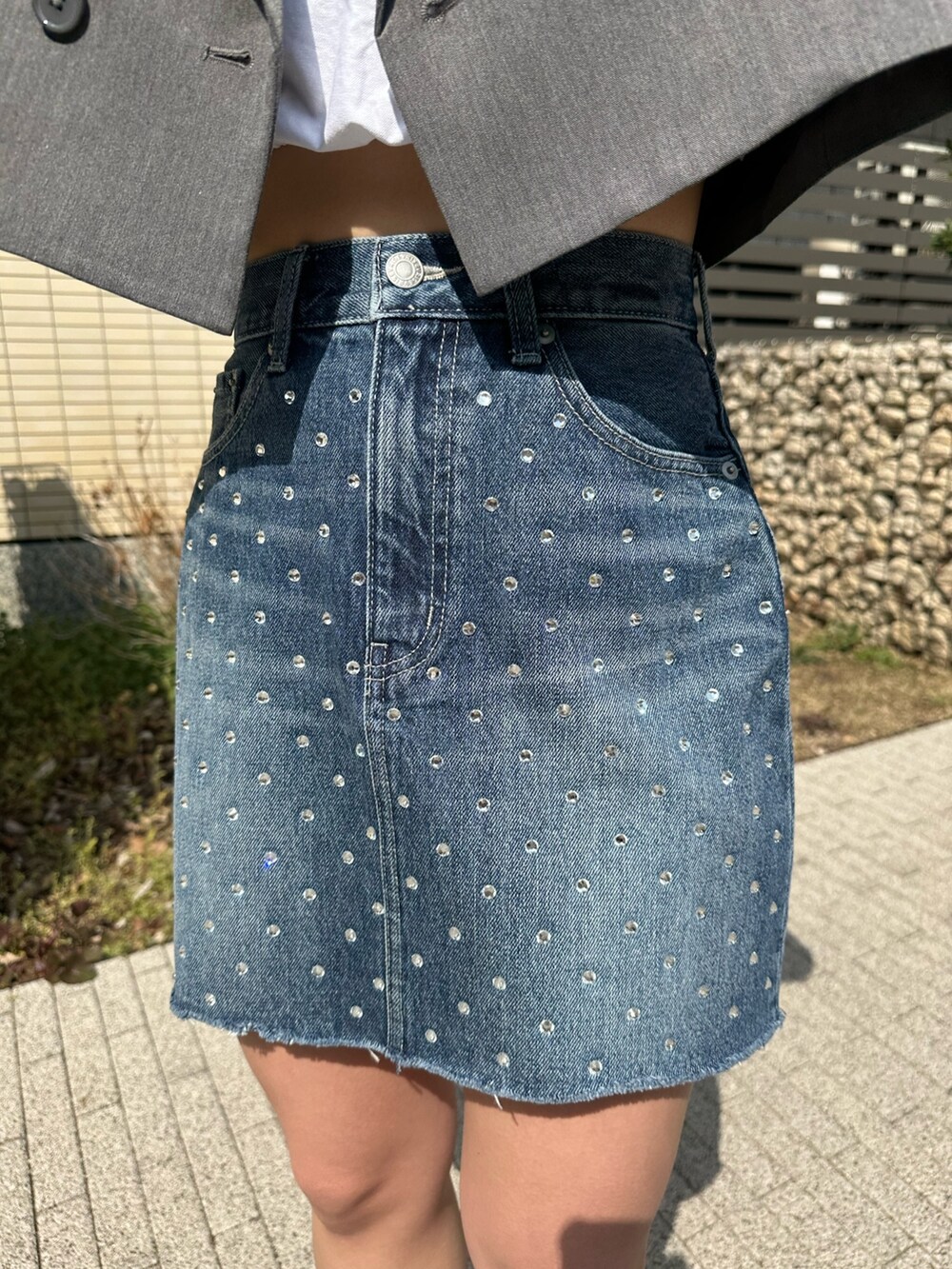 ブラック系のブーツ、グレー系のテーラードジャケット、ホワイト系のシャツ/ブラウスを着用したレディースの春コーディネートの6枚目の写真