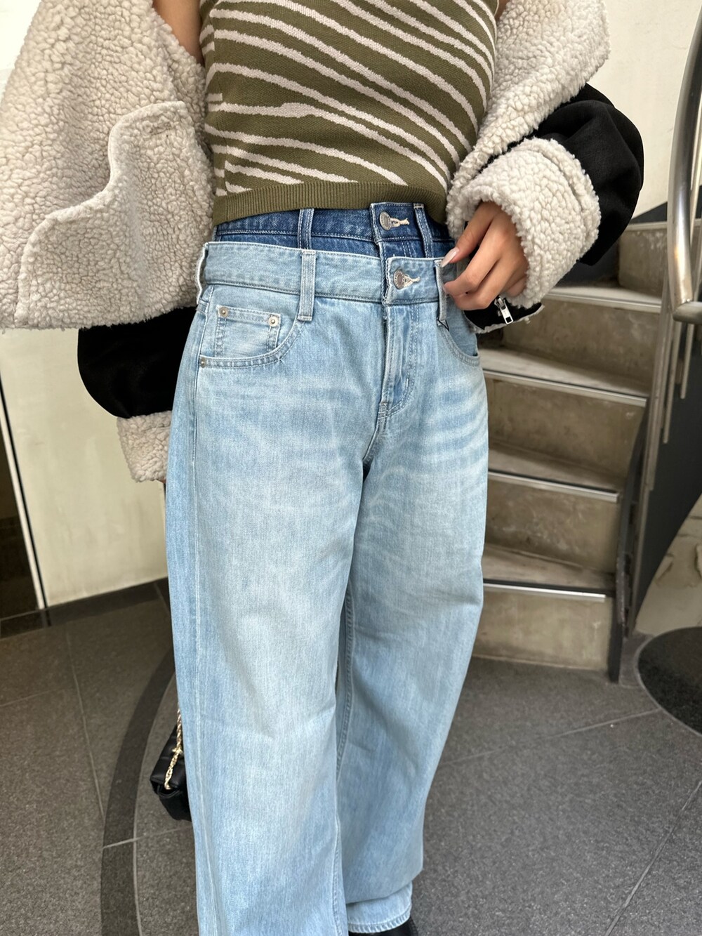 ブルー系のデニムパンツ、グリーン系のチューブトップ、ブラック系のショルダーバッグを着用したレディースの夏コーディネートの7枚目の写真